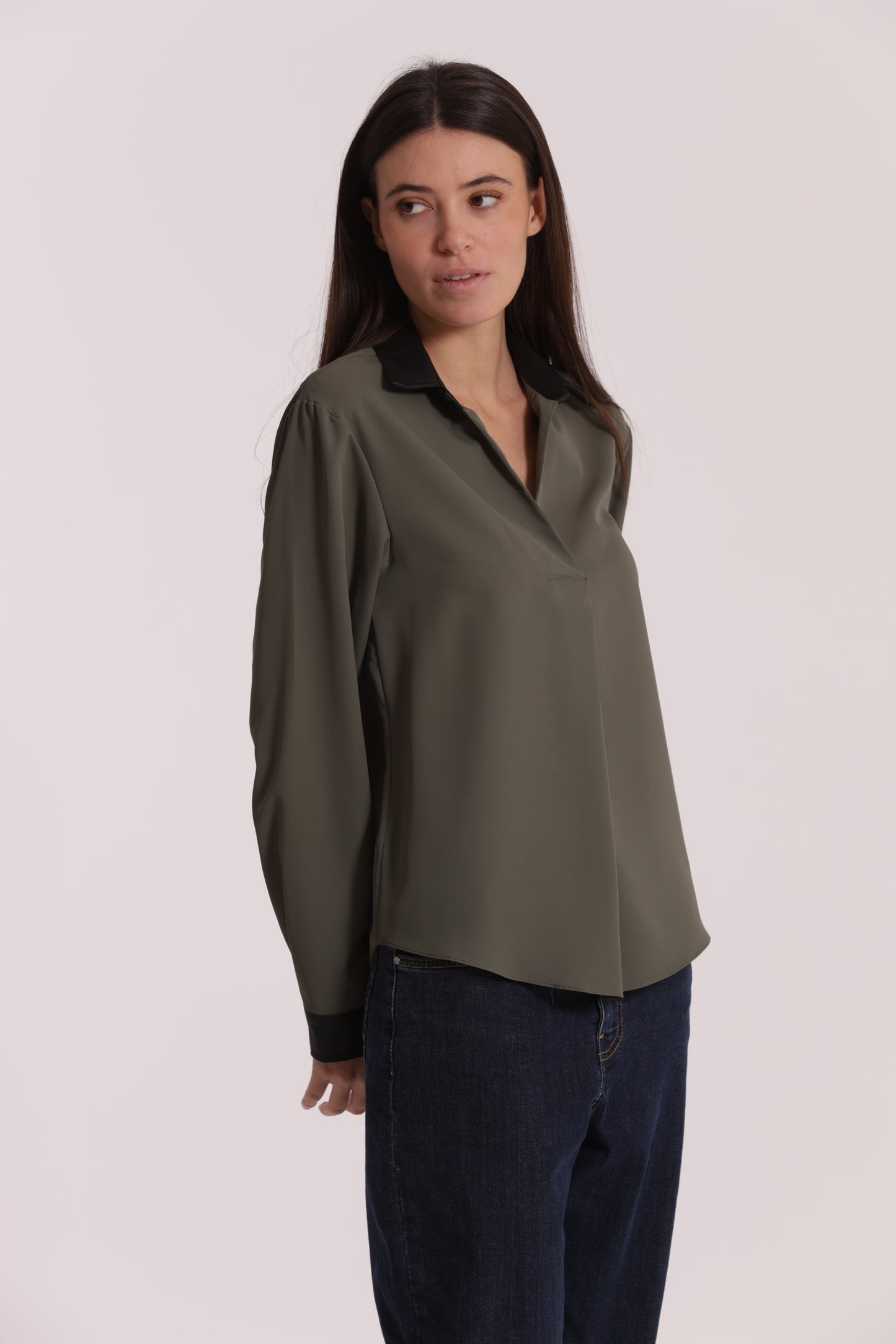BLUSA CON COLLETTO DETTAGLI IN SIMIL PELLE