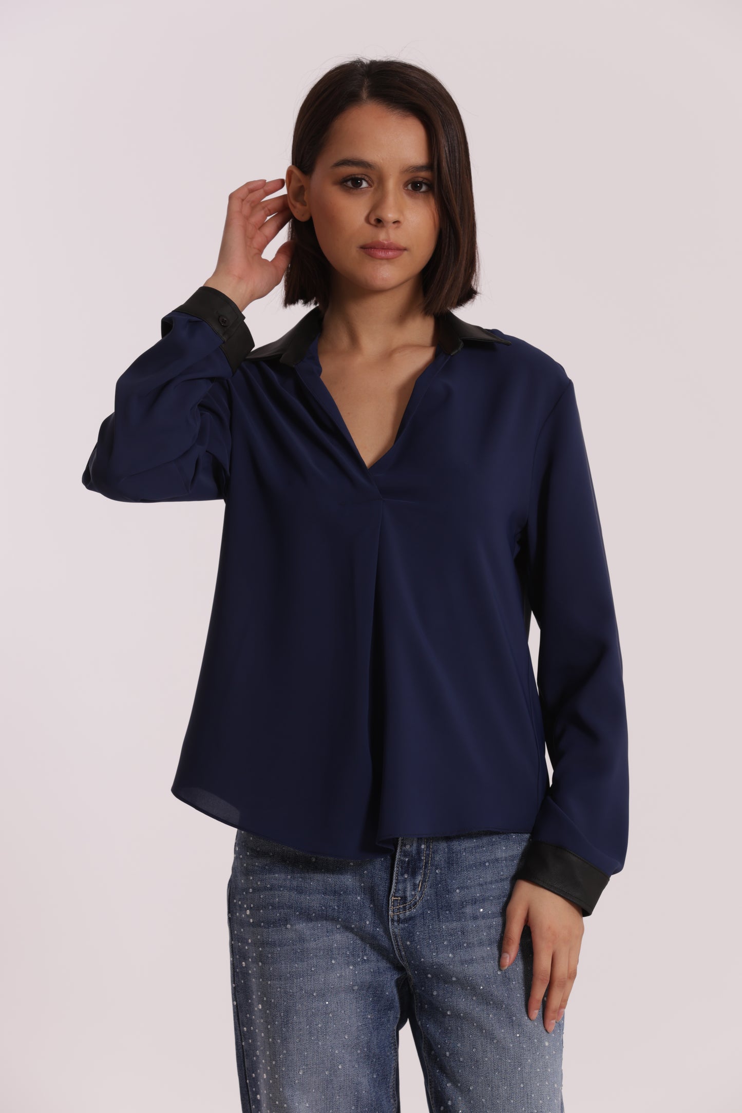 BLUSA CON COLLETTO DETTAGLI IN SIMIL PELLE