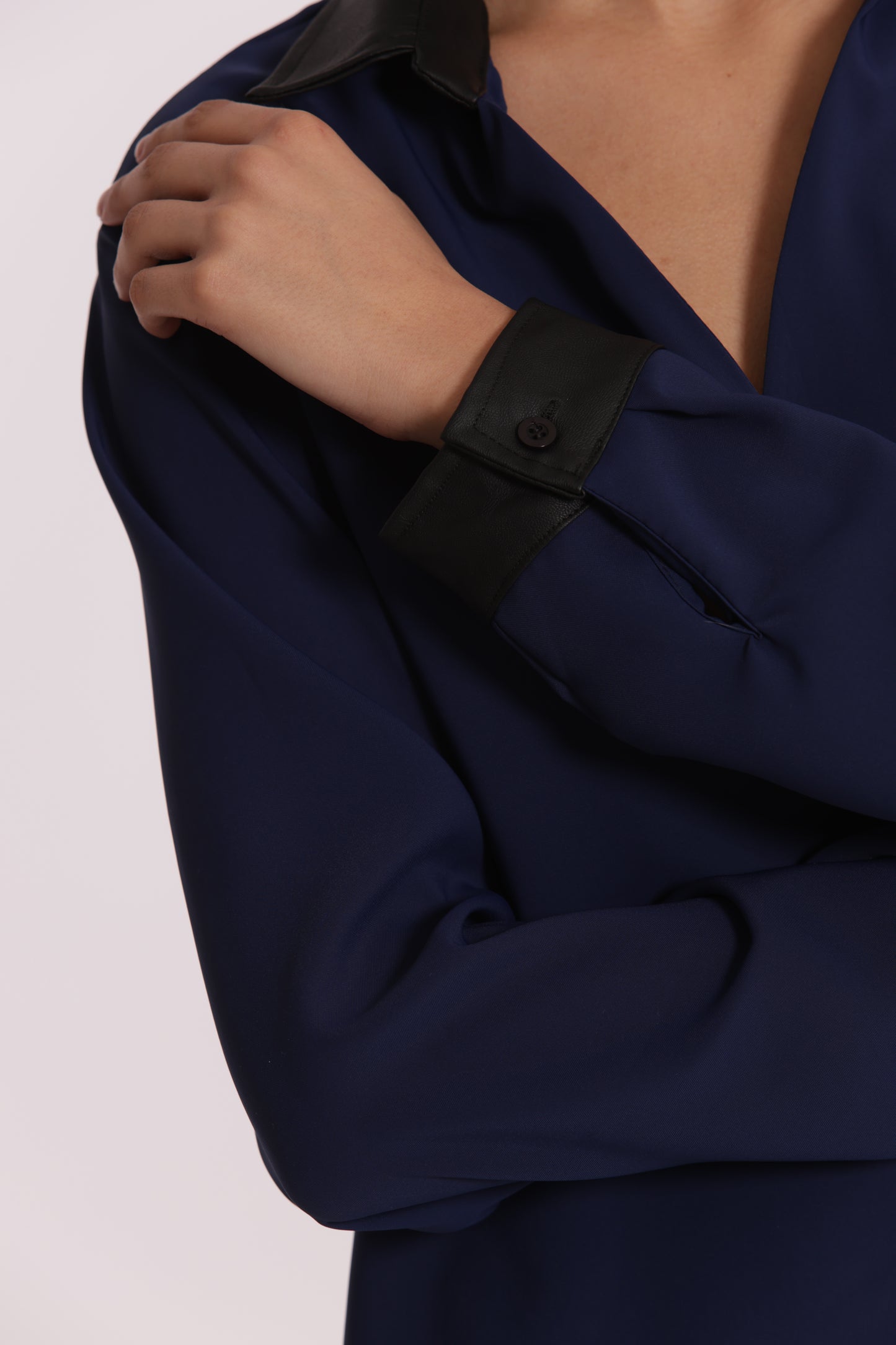 BLUSA CON COLLETTO DETTAGLI IN SIMIL PELLE