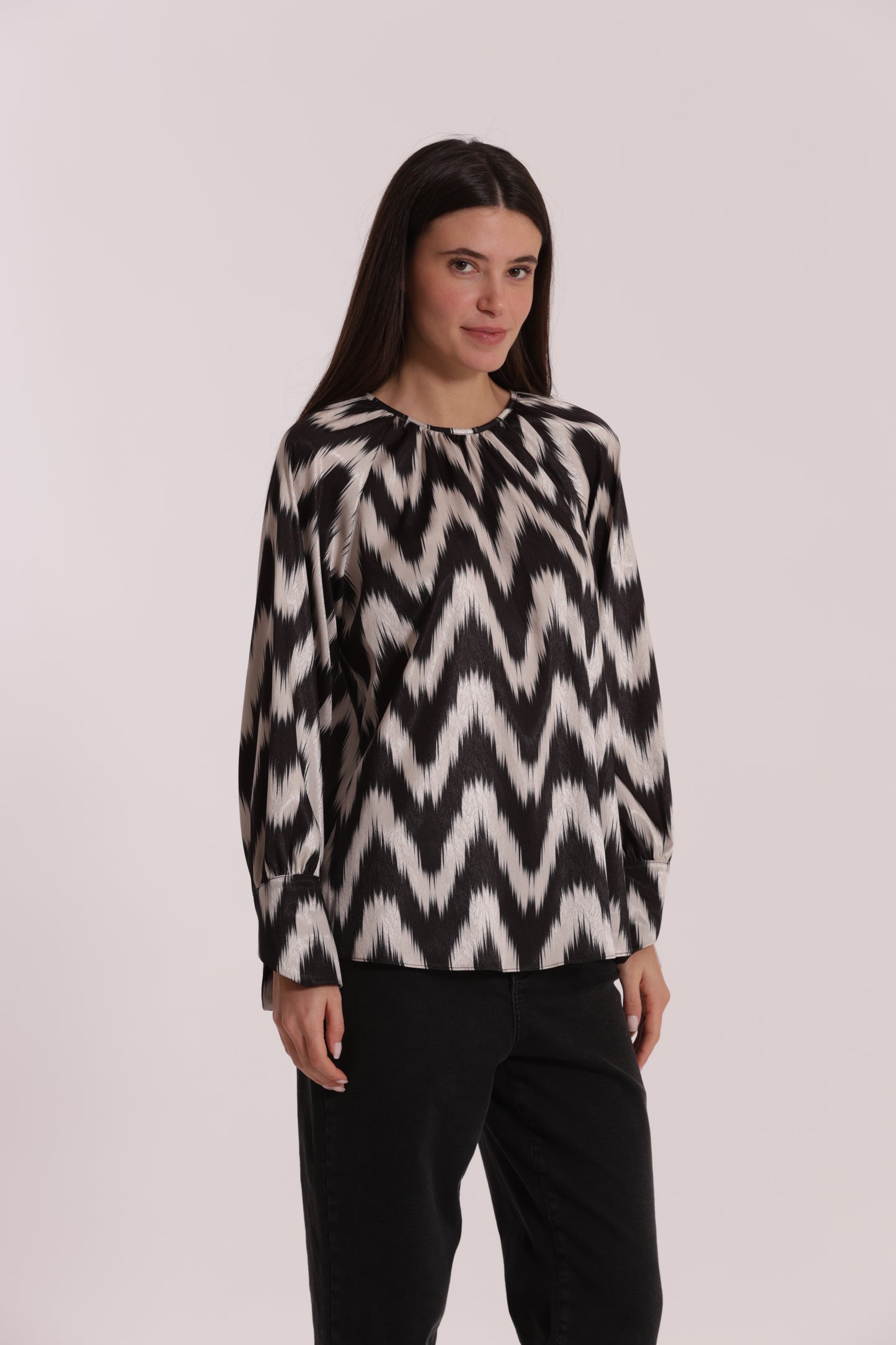 BLUSA CON SCOLLO TONDO FANTASIA CHEVRON