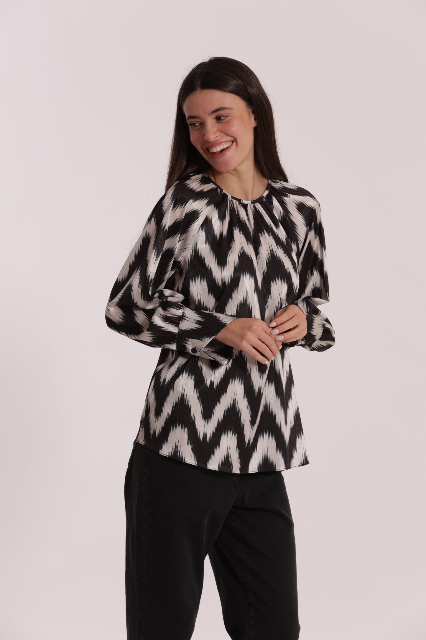 BLUSA CON SCOLLO TONDO FANTASIA CHEVRON