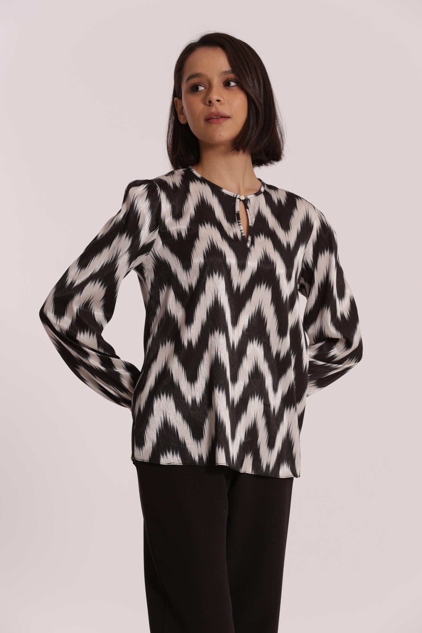 BLUSA CON BOTTONCINO FANTASIA CHEVRON