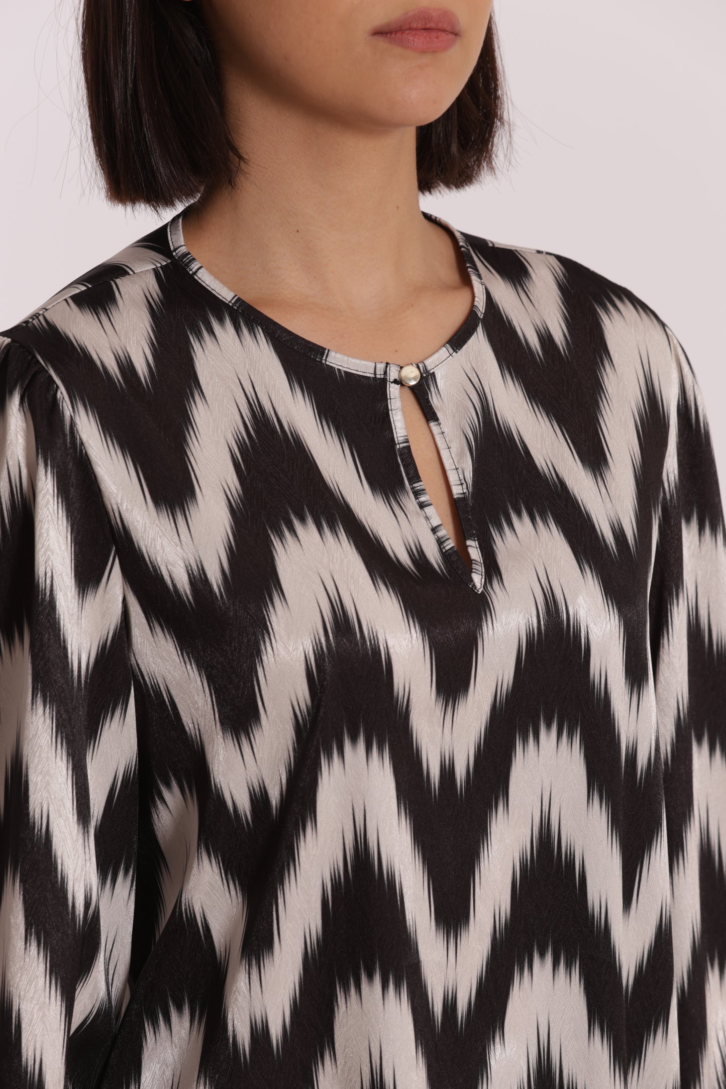 BLUSA CON BOTTONCINO FANTASIA CHEVRON
