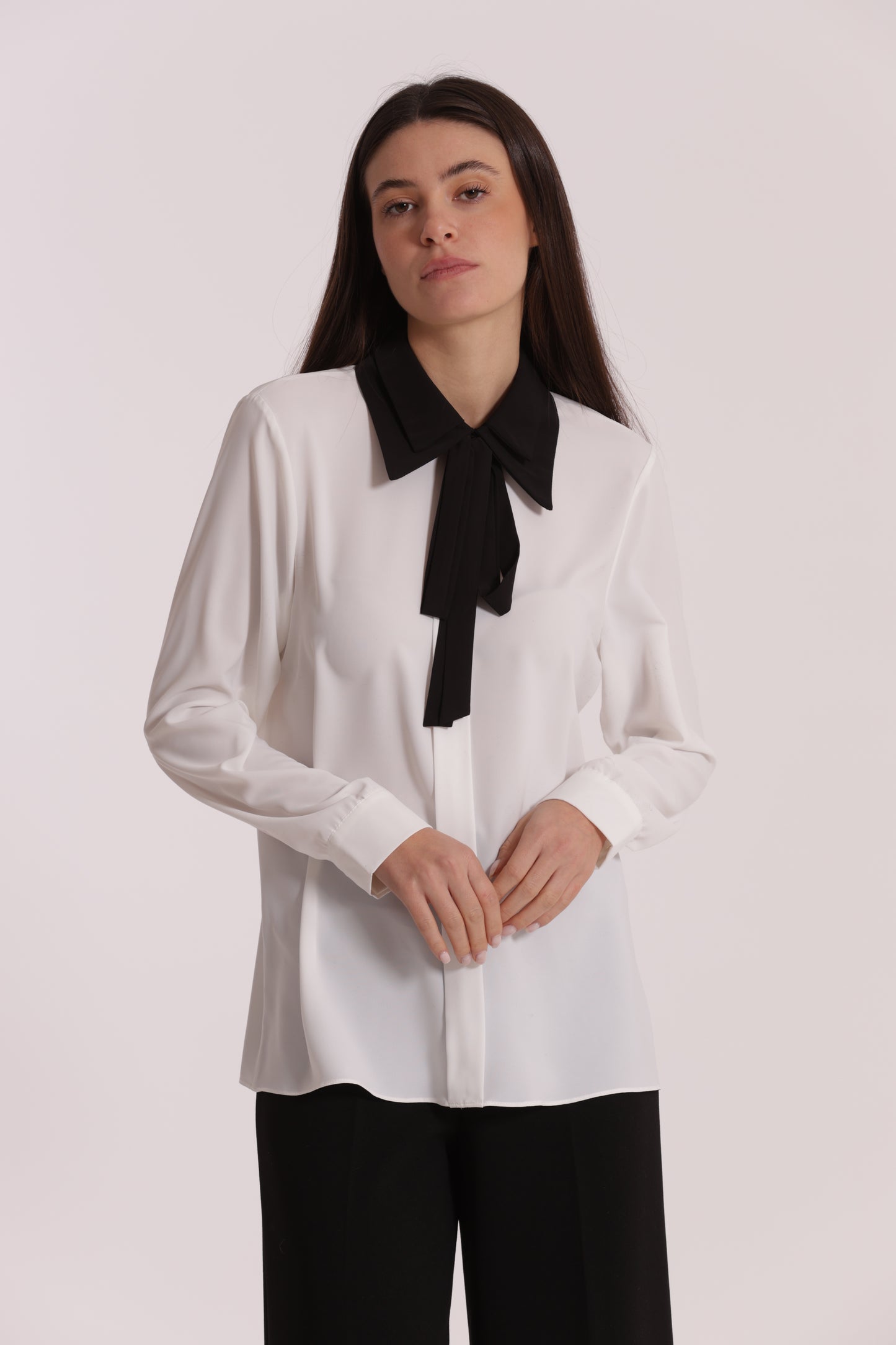 BLUSA CON COLLETTO E FIOCCO