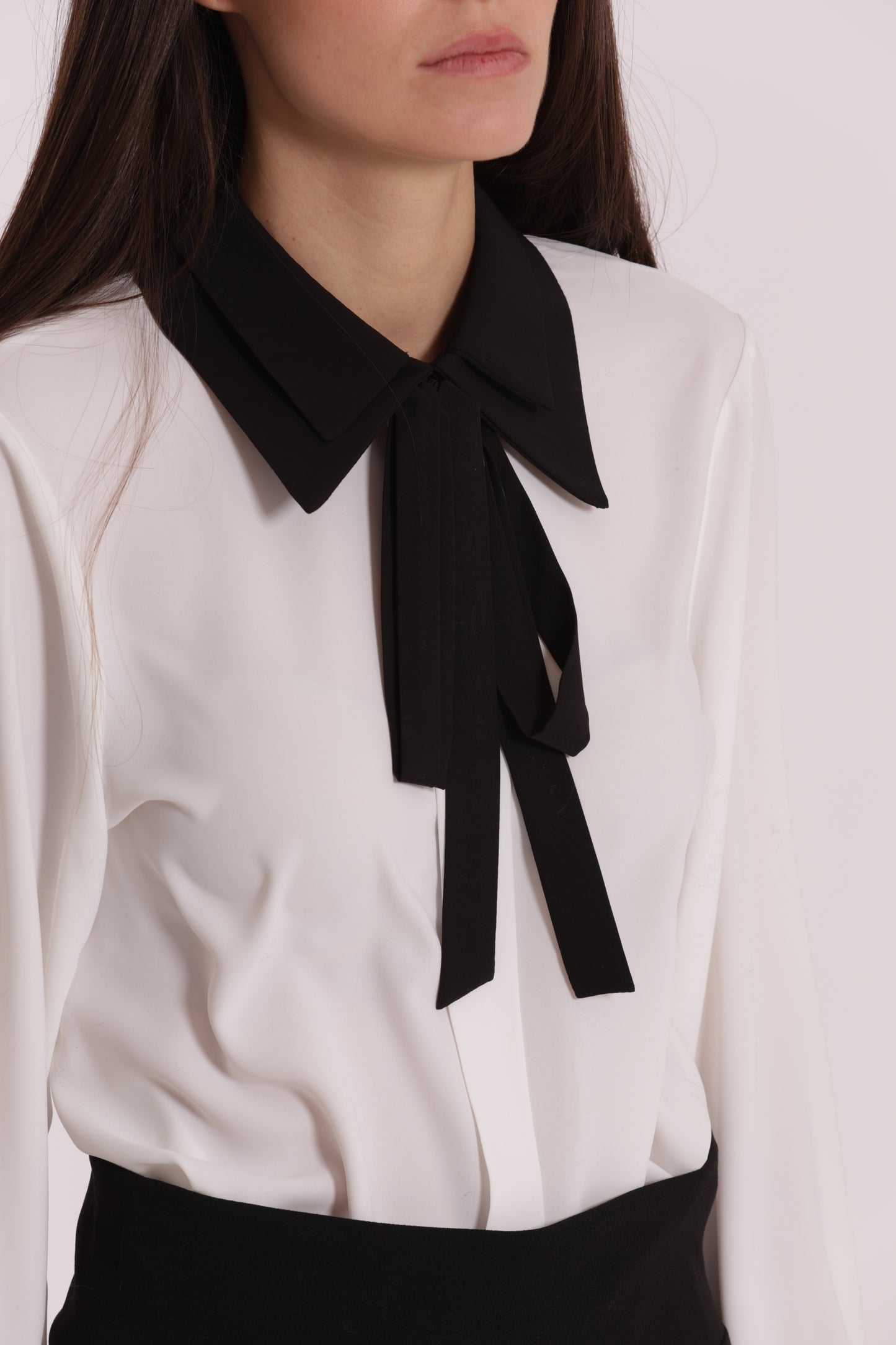 BLUSA CON COLLETTO E FIOCCO
