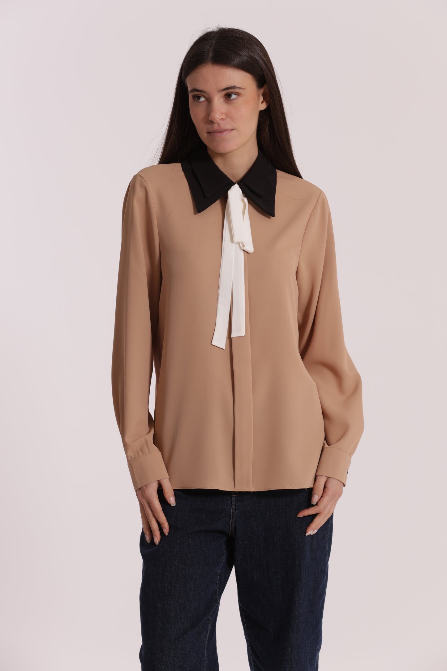 BLUSA CON COLLETTO E FIOCCO