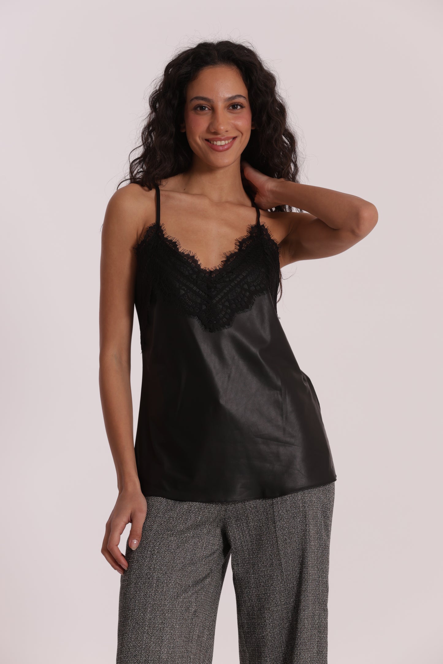 TOP IN SIMIL PELLE E DETTAGLIO IN PIZZO