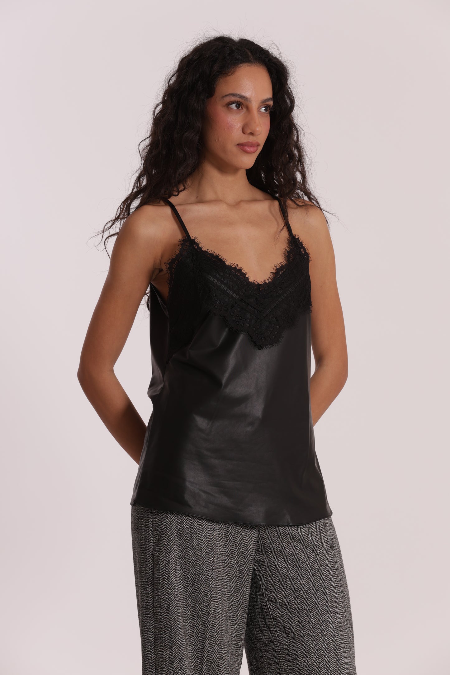 TOP IN SIMIL PELLE E DETTAGLIO IN PIZZO