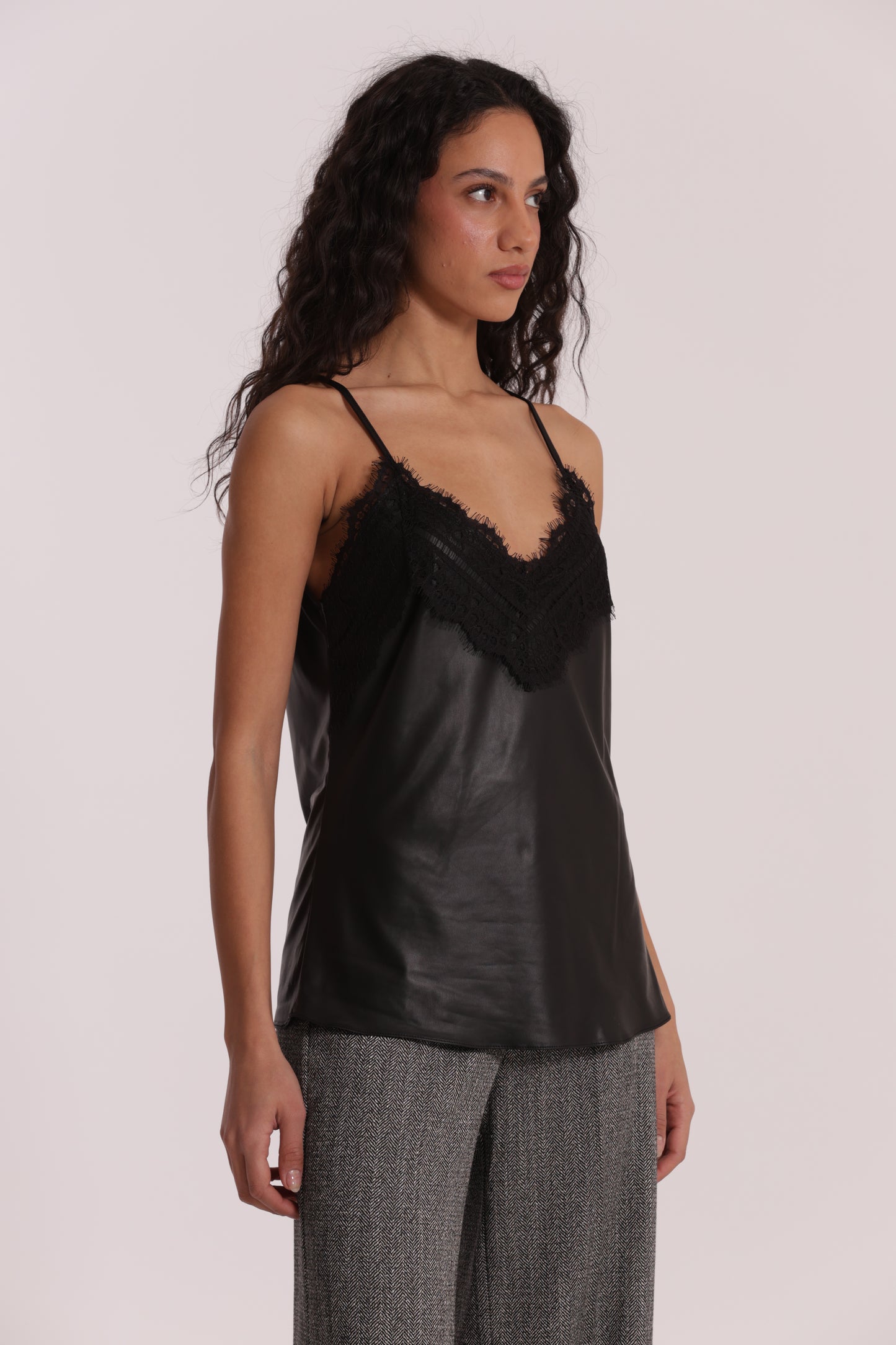 TOP IN SIMIL PELLE E DETTAGLIO IN PIZZO