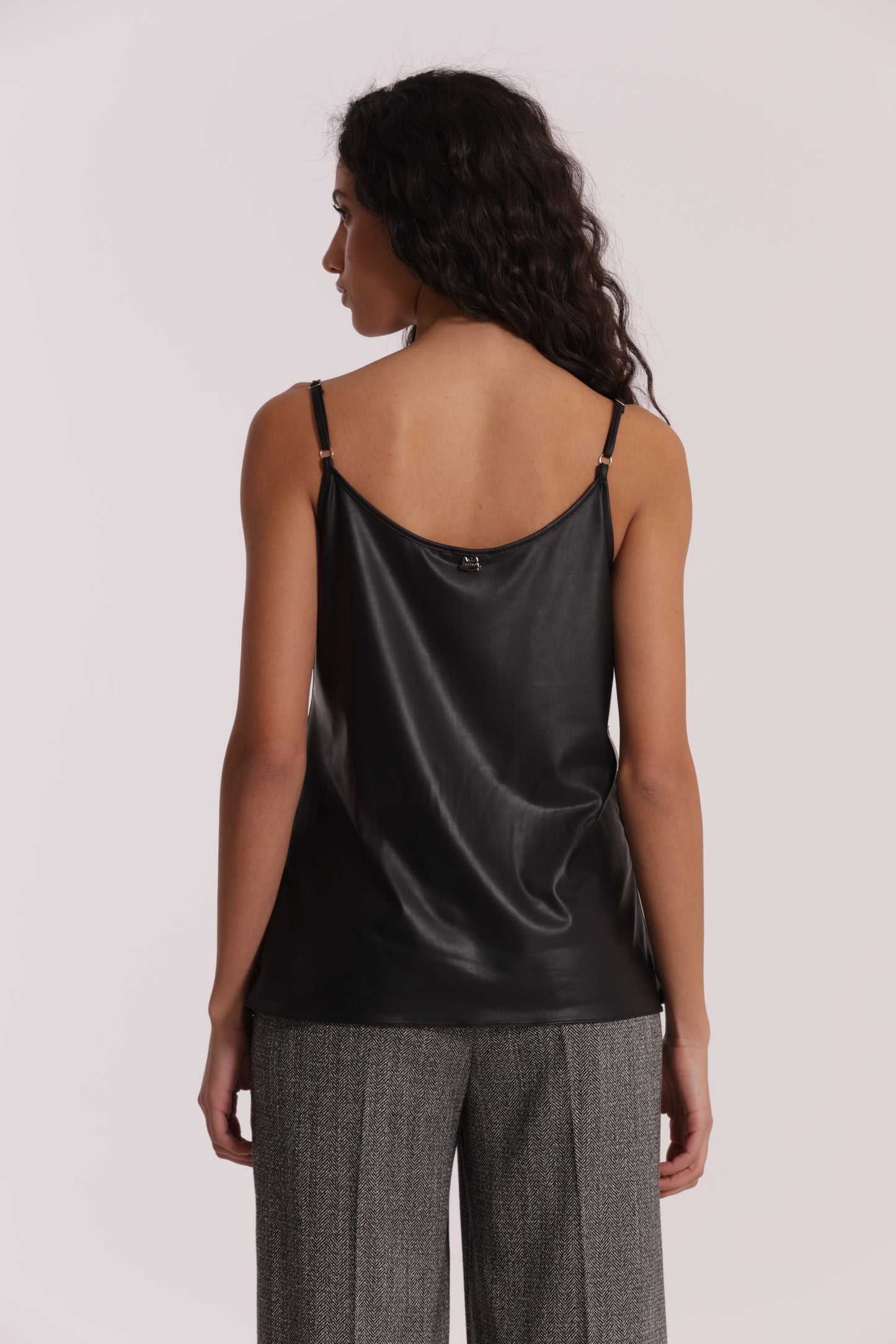 TOP IN SIMIL PELLE E DETTAGLIO IN PIZZO