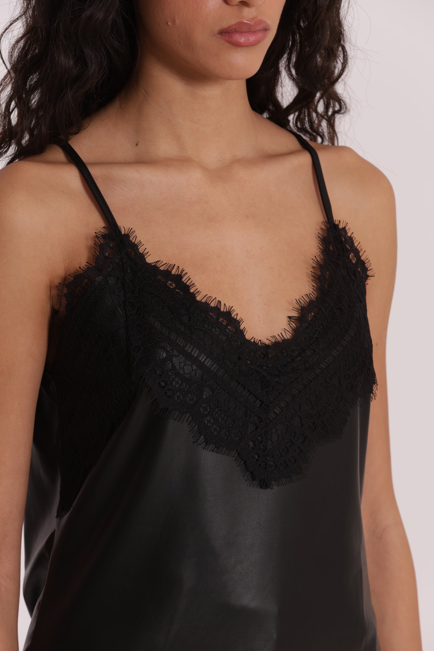 TOP IN SIMIL PELLE E DETTAGLIO IN PIZZO