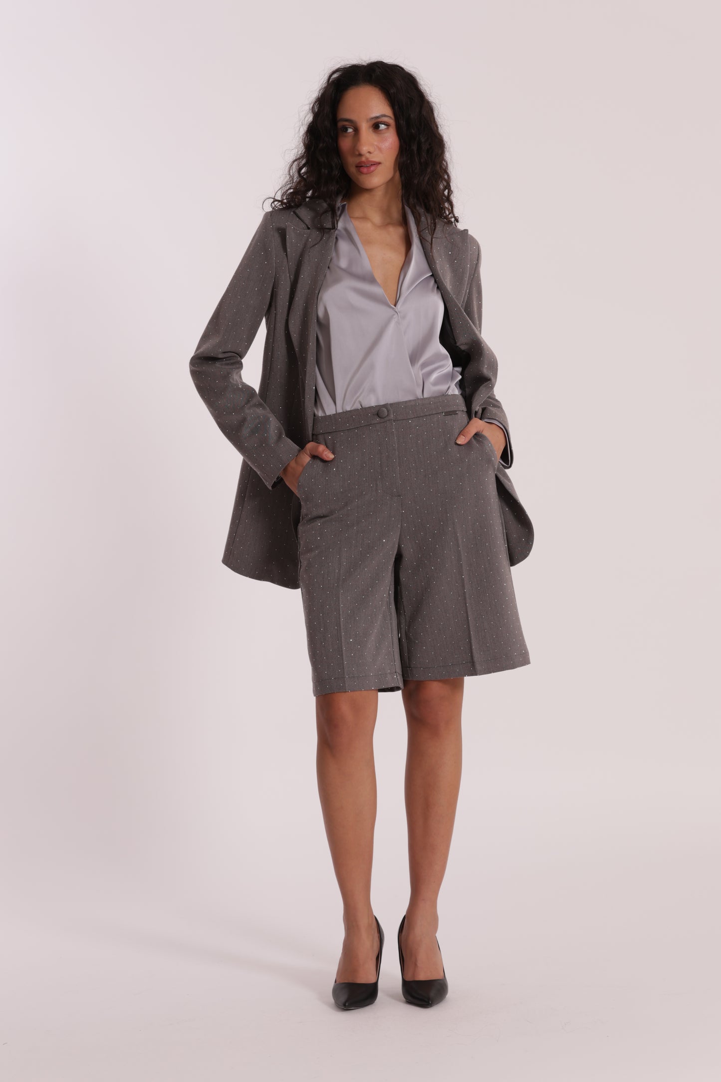 PANTALONE BERMUDA CON APPLICAZIONE DI STRASS