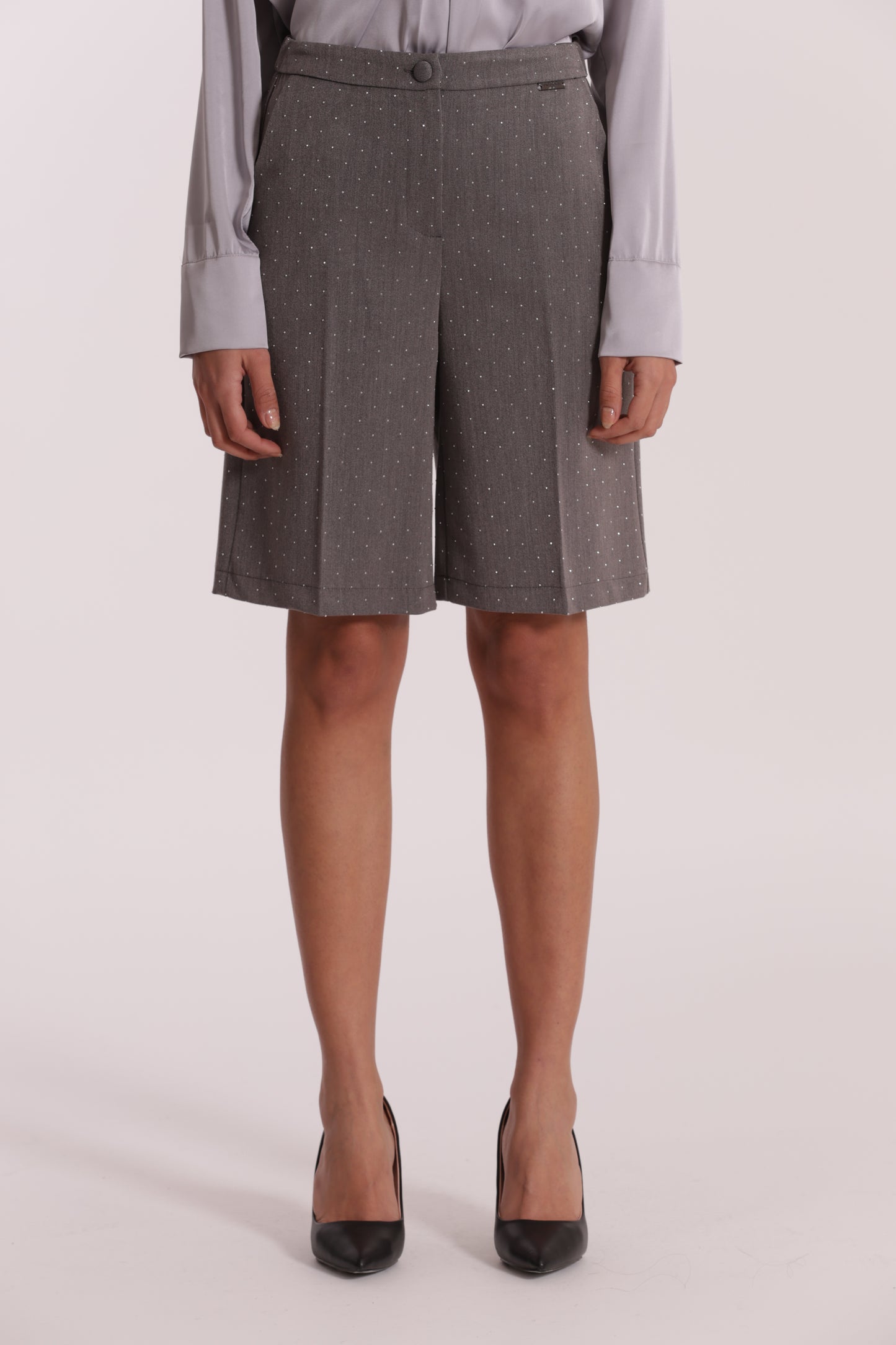 PANTALONE BERMUDA CON APPLICAZIONE DI STRASS