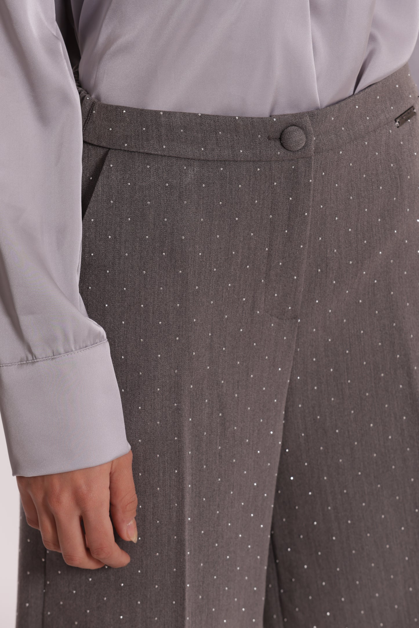 PANTALONE BERMUDA CON APPLICAZIONE DI STRASS