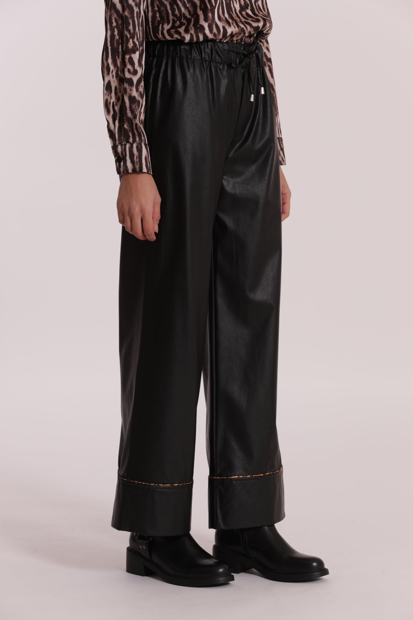 PANTALONE PALAZZO IN SIMIL PELLE CON DETTAGLIO ANIMALIER