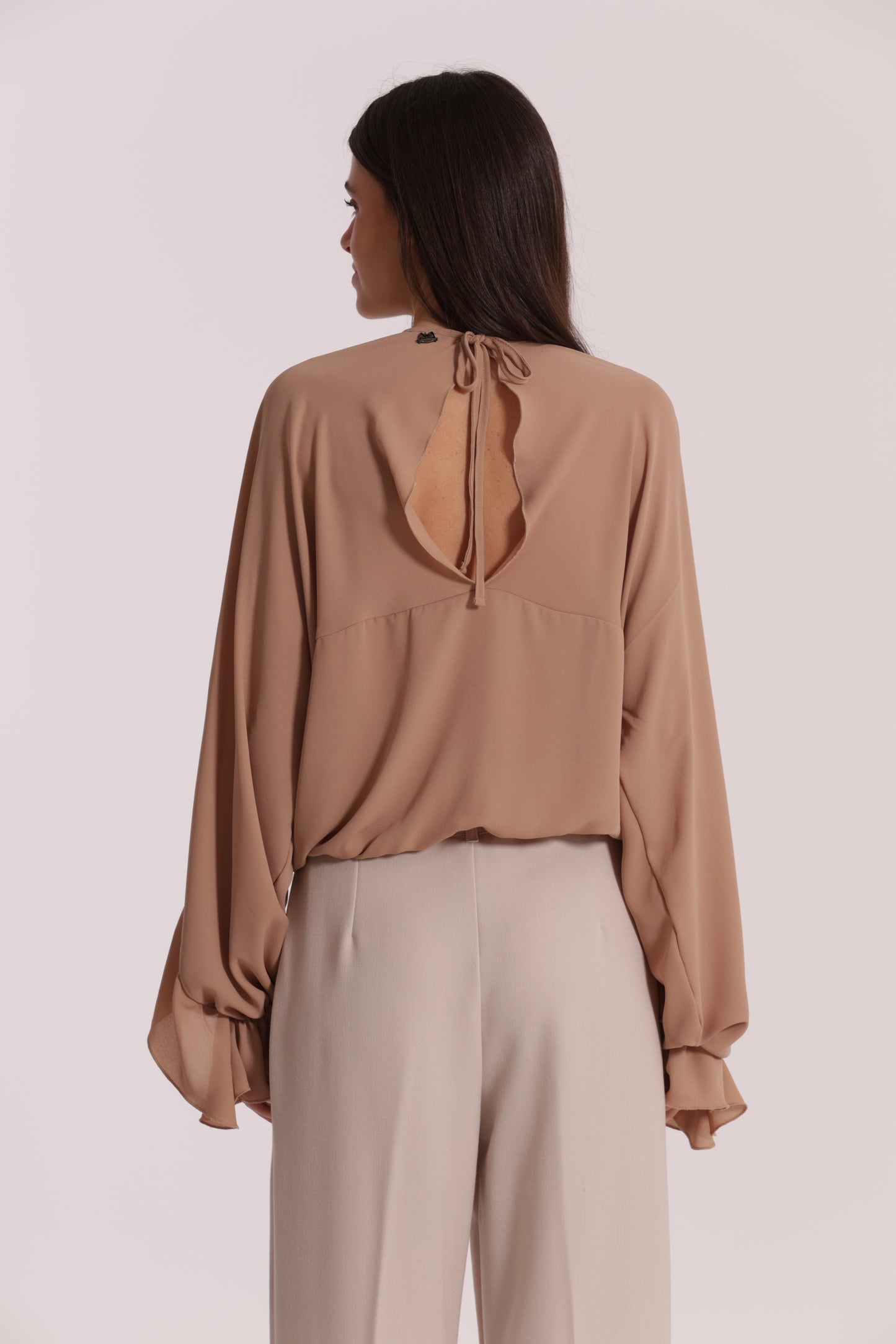 BLUSA CON ROUCHES