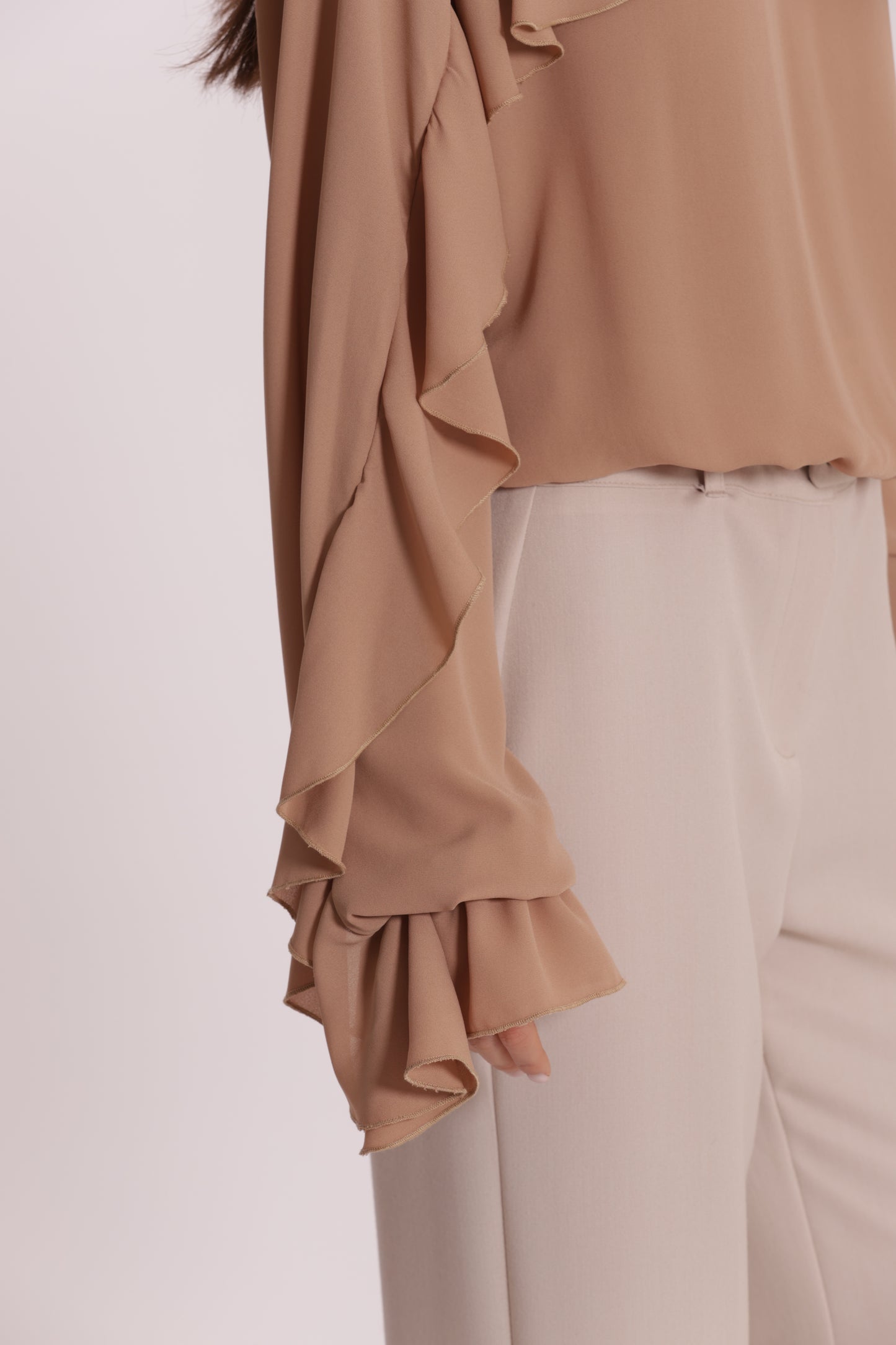 BLUSA CON ROUCHES