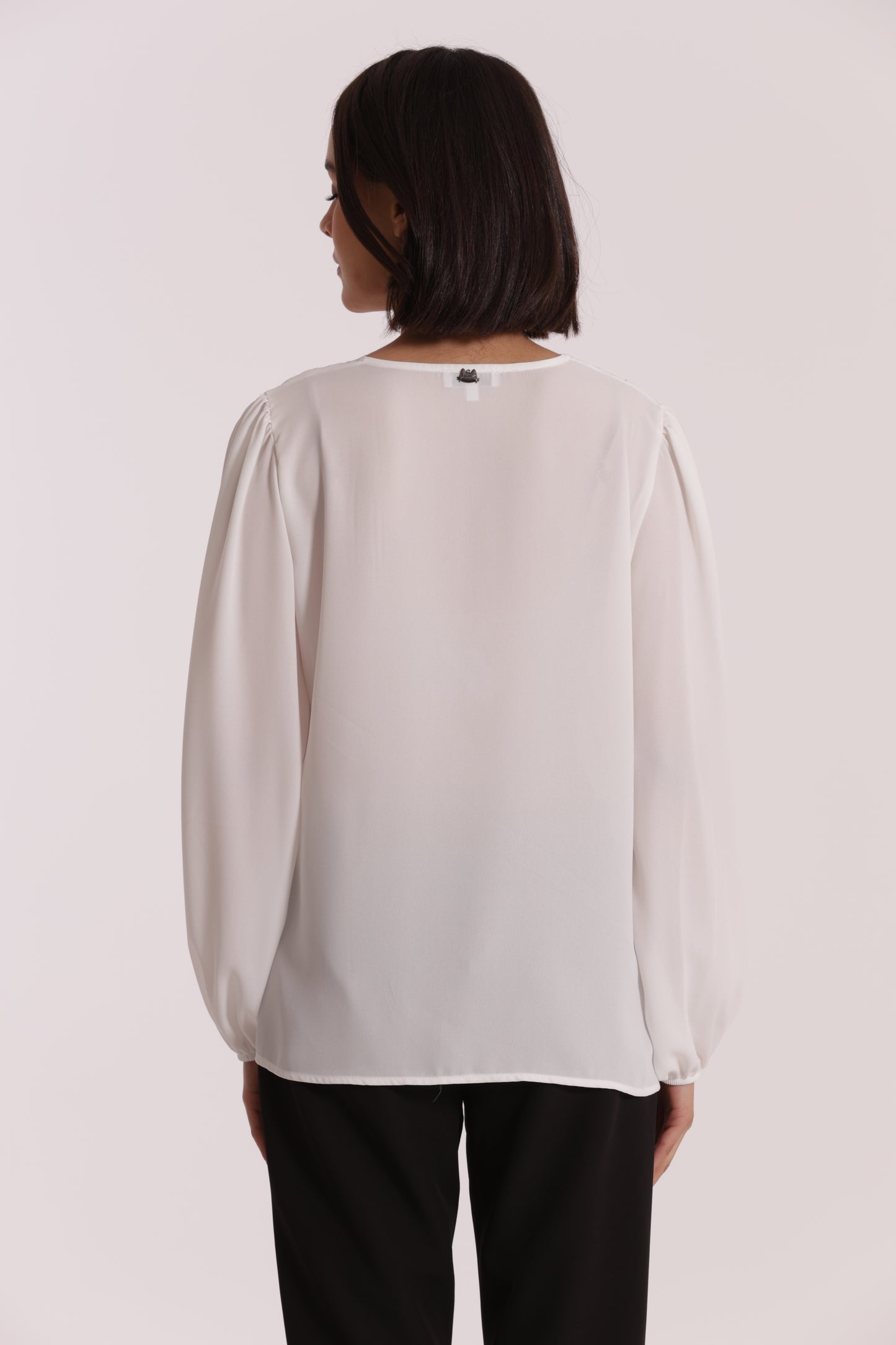 BLUSA SCOLLO A V CON DETTAGLIO SU COLLO