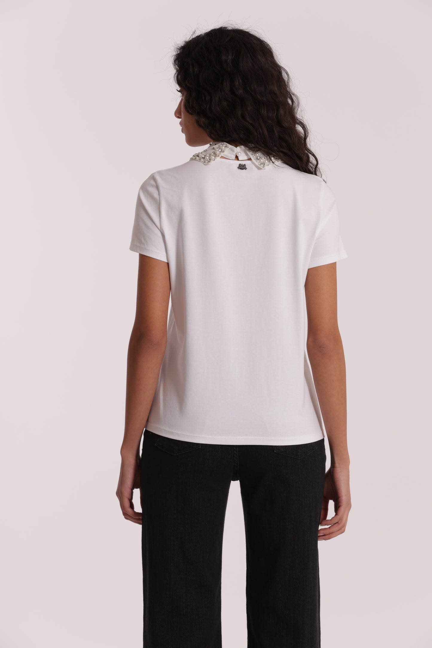 T-SHIRT CON COLLETTO DECORATO