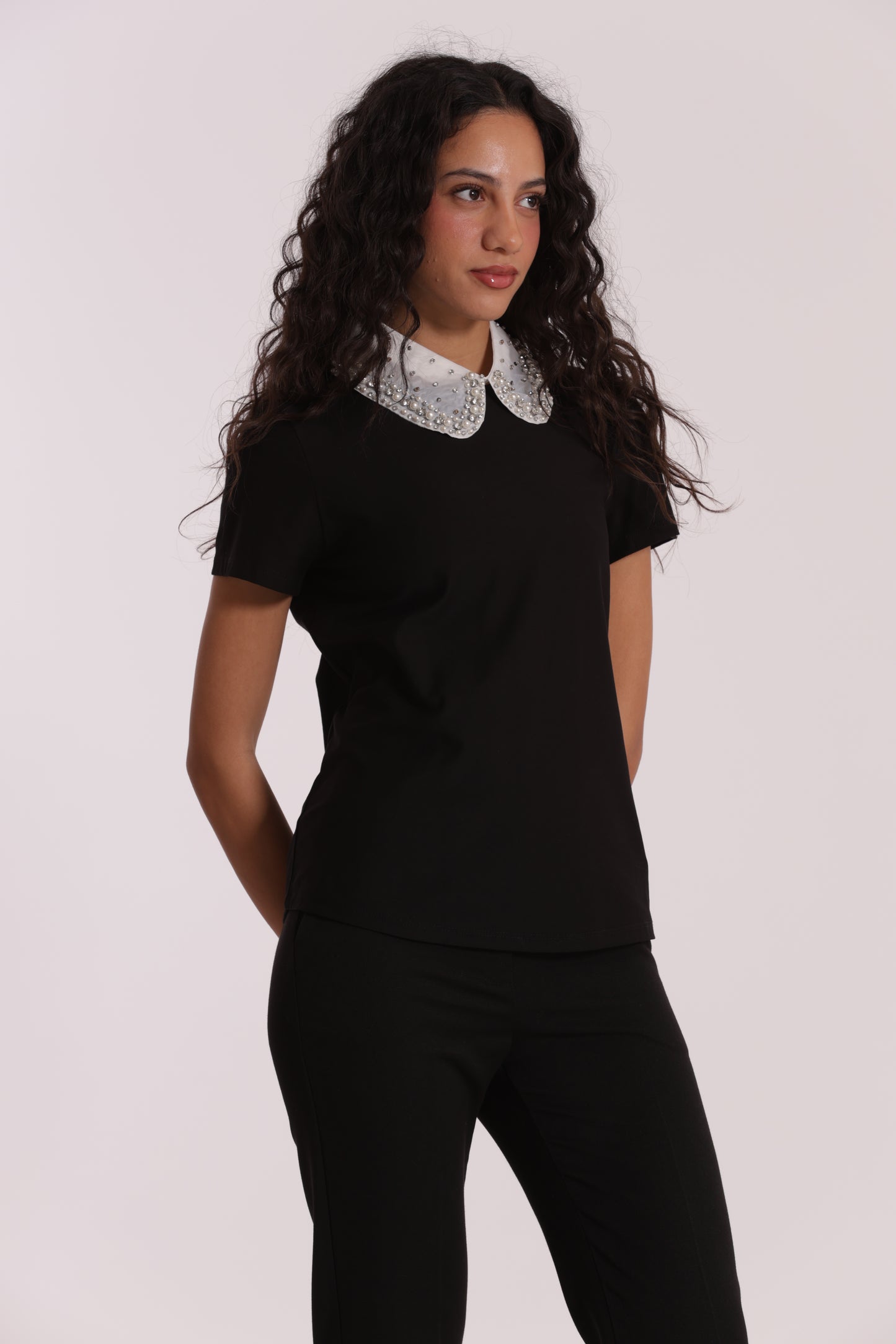 T-SHIRT CON COLLETTO DECORATO