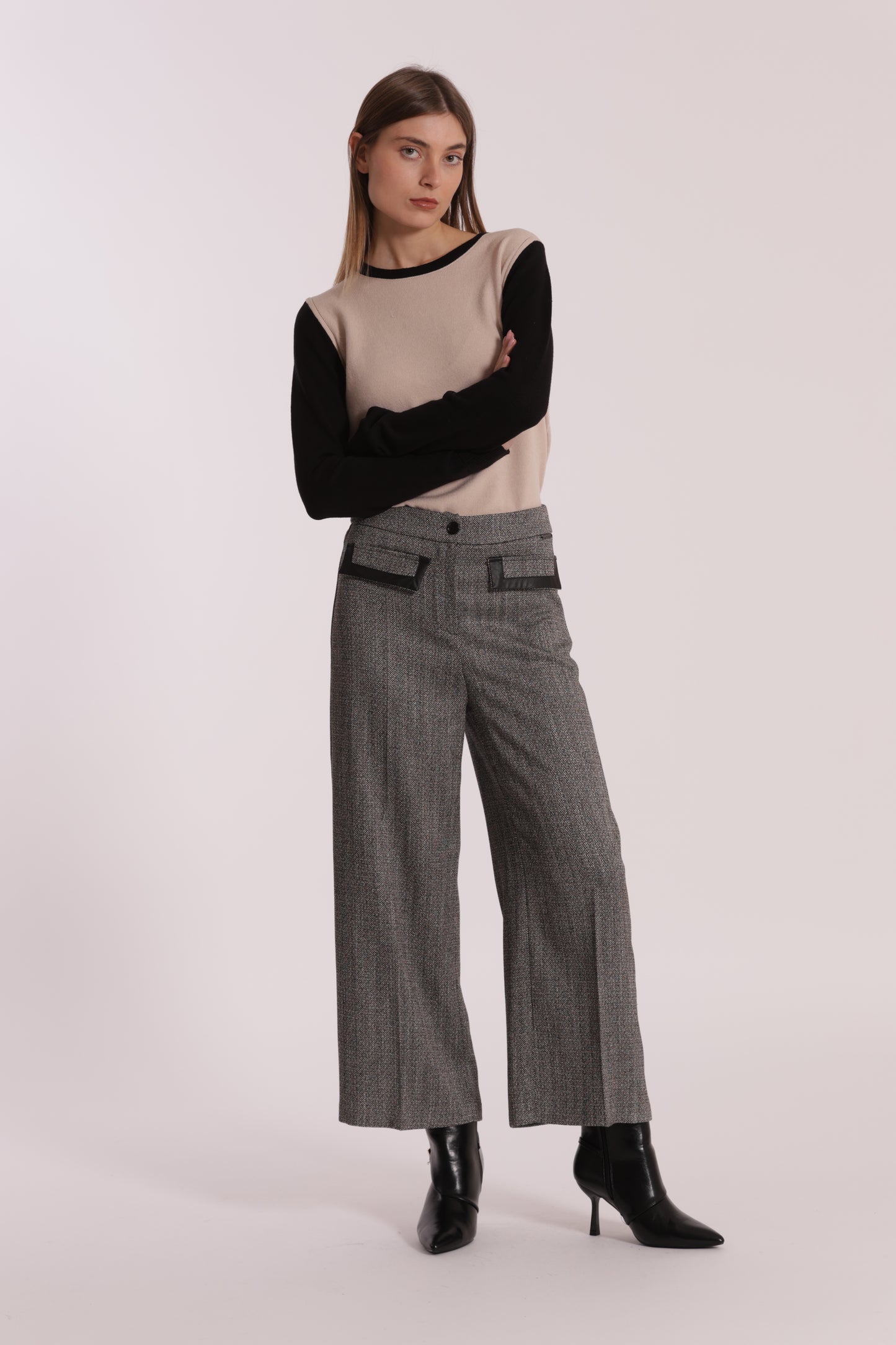 PANTALONE CROPPED TESSUTO SPIGATO DETTAGLI IN SIMIL PELLE