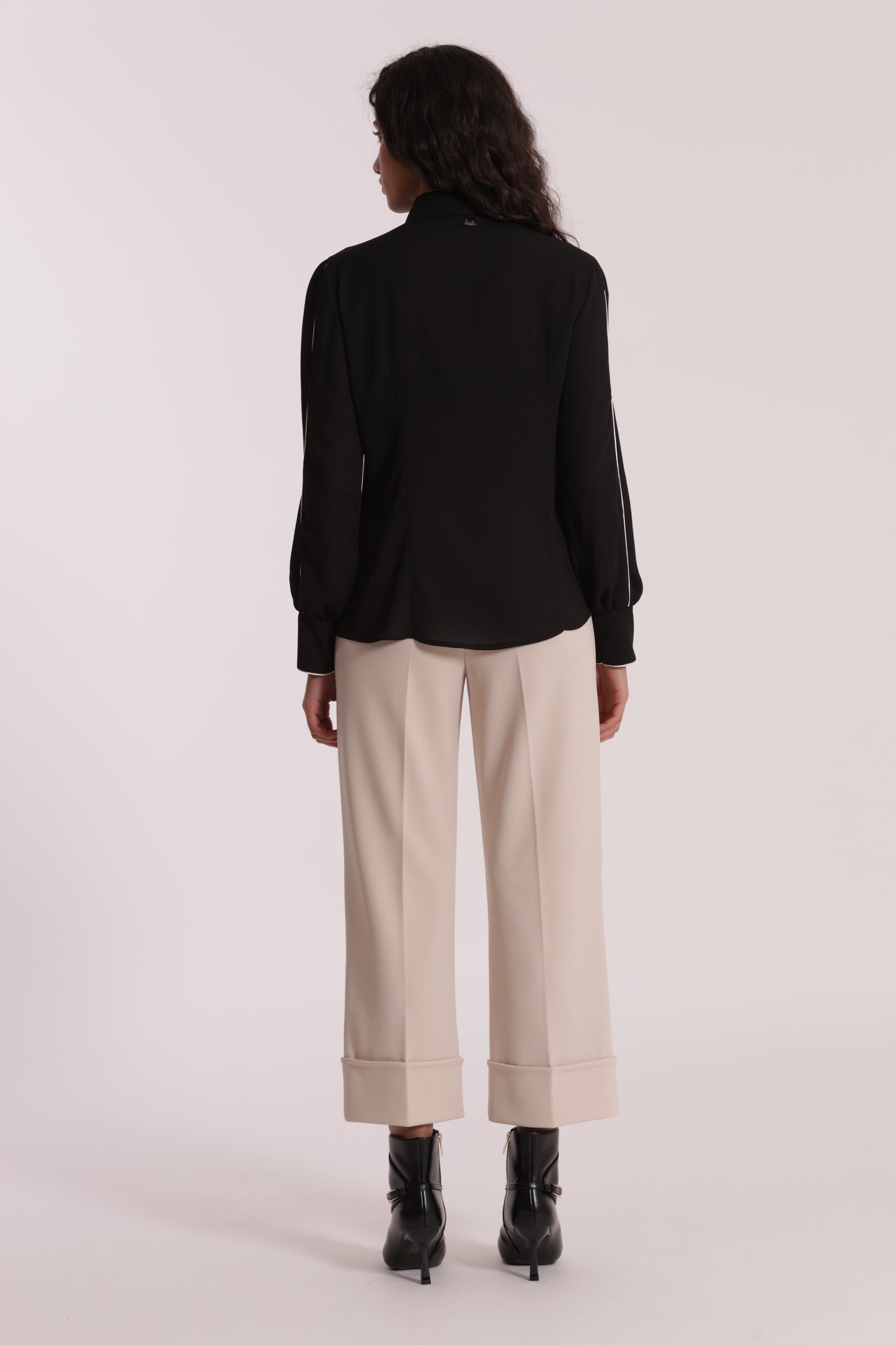 PANTALONE CROPPED CON RISVOLTO IN CREPE