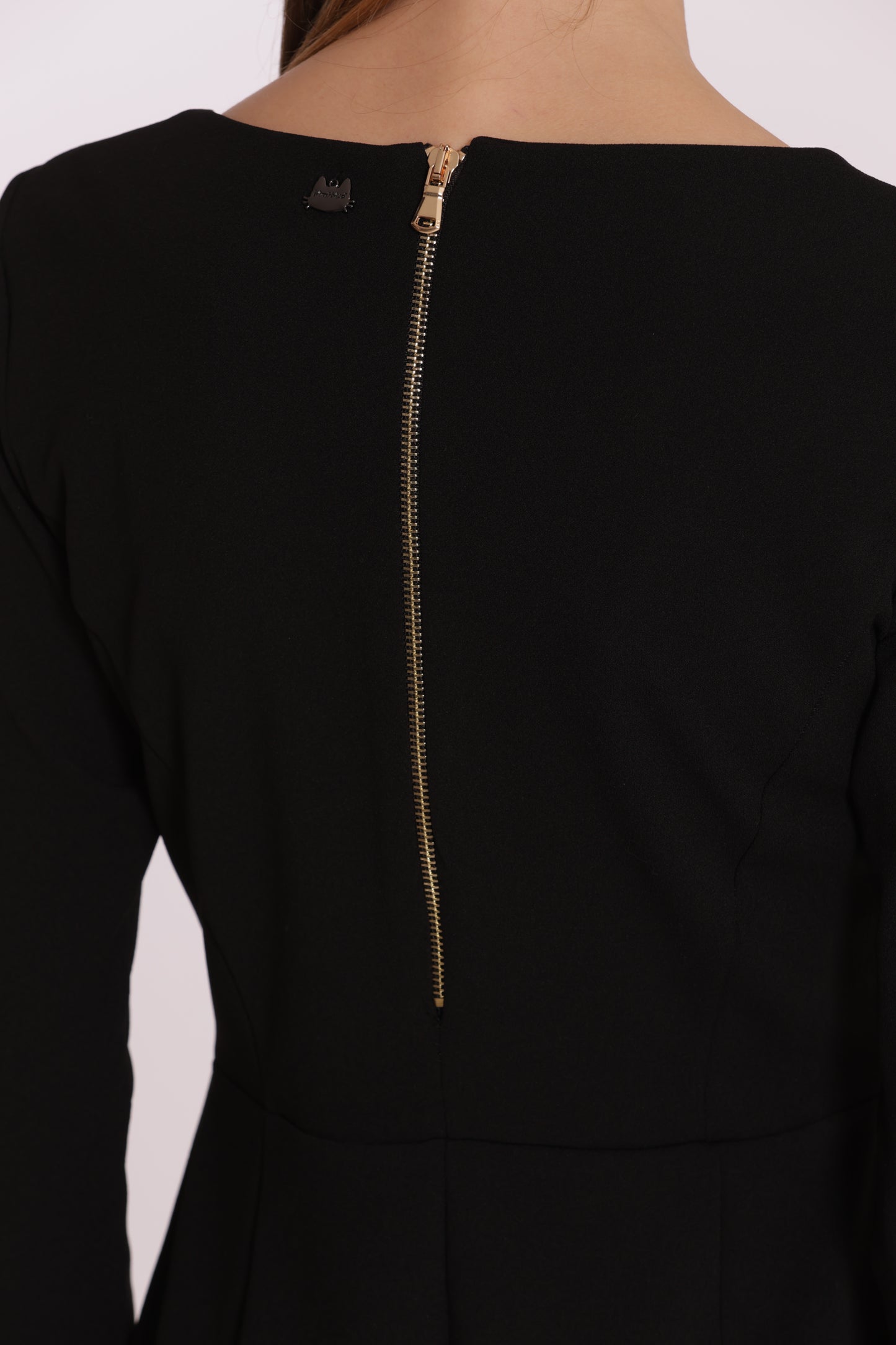 ABITO CORTO IN CREPE CON CUT OUT SU SPALLA