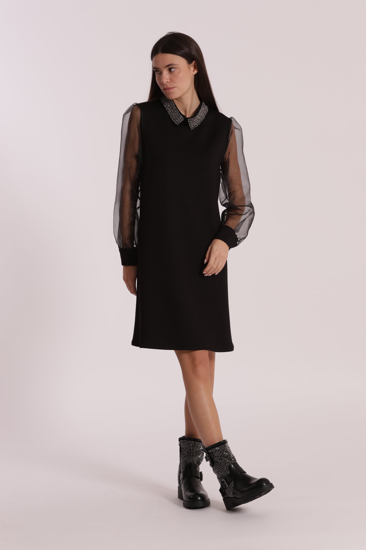 ABITO CORTO CON MANICHE IN ORGANZA E COLLETTO RICAMATO