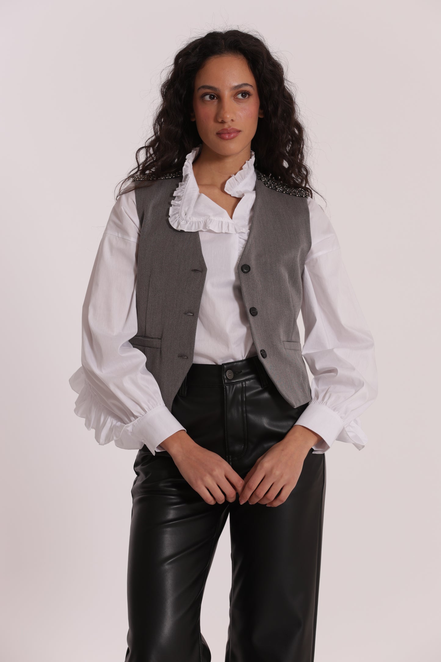 GILET CON PASSAMANERIA RICAMATA