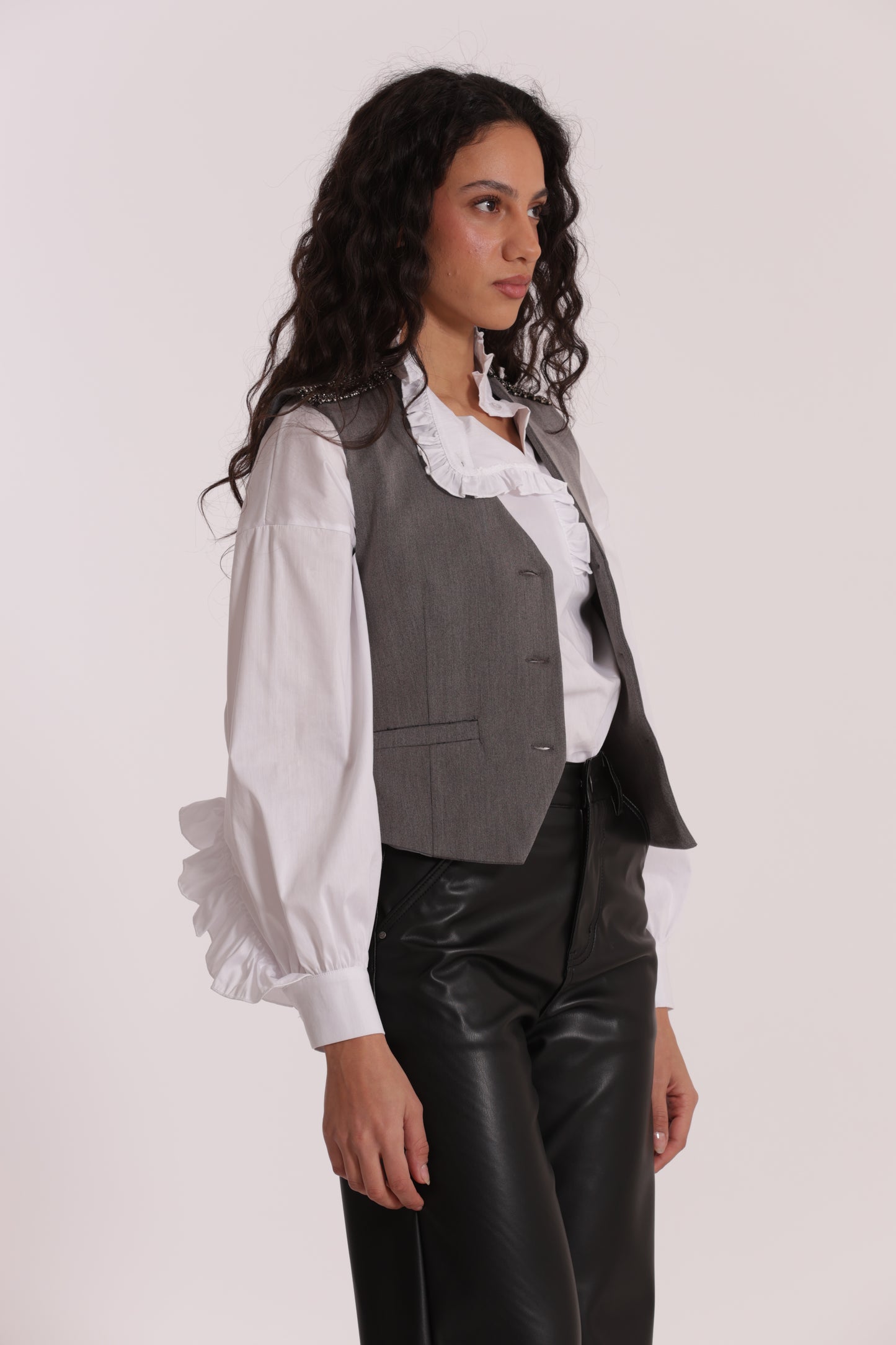 GILET CON PASSAMANERIA RICAMATA
