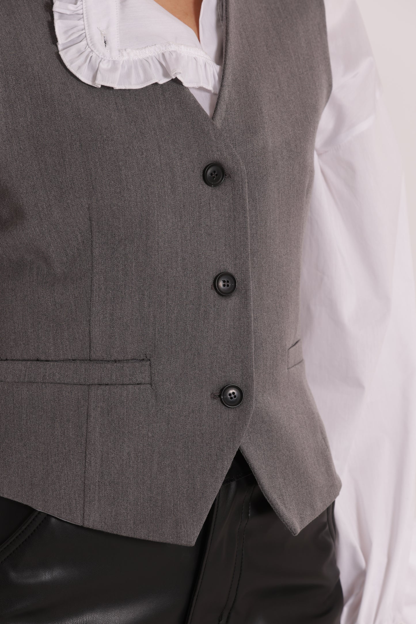 GILET CON PASSAMANERIA RICAMATA
