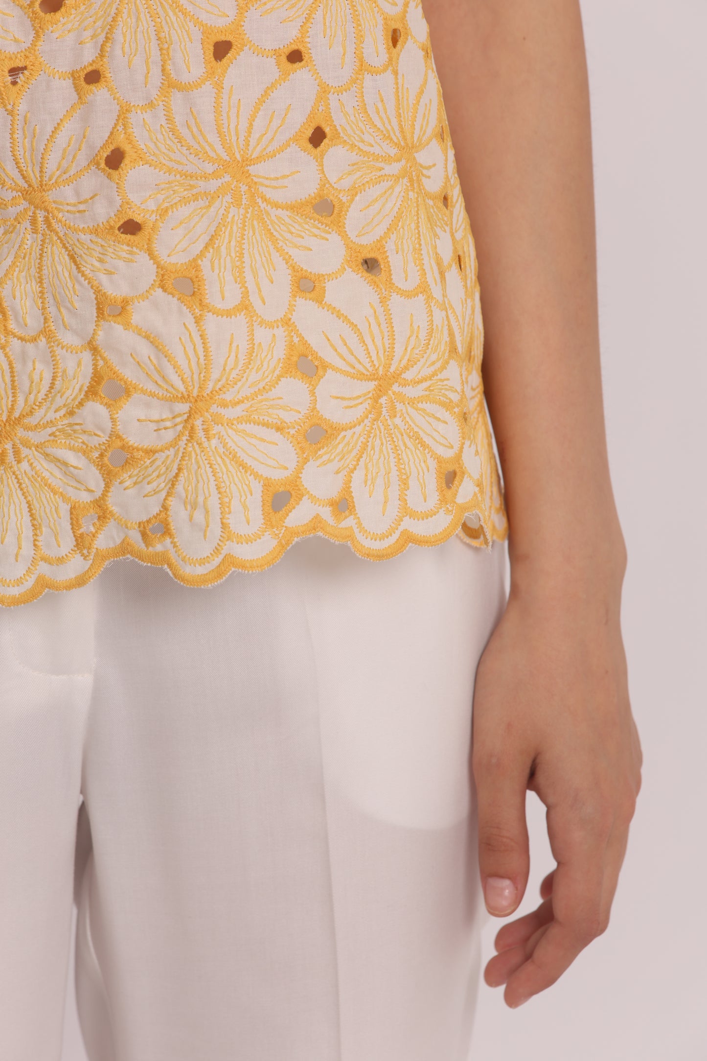 BLUSA A MANICHE CORTE IN SANGALLO