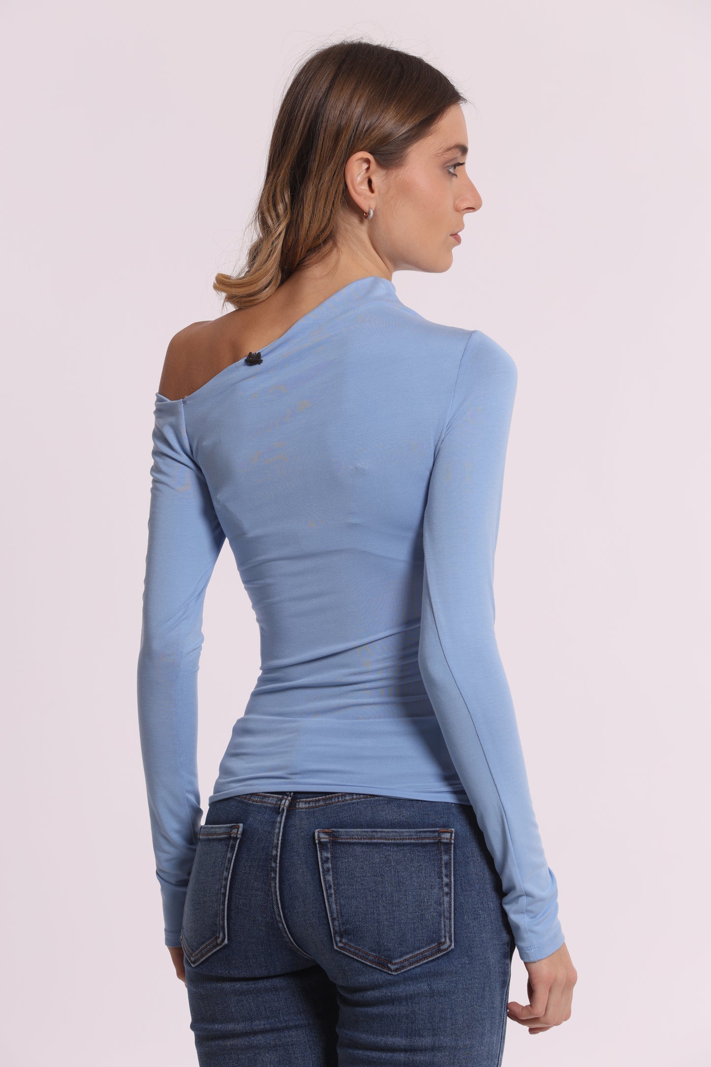 BLUSA CON SCOLLO ASIMMETRICO