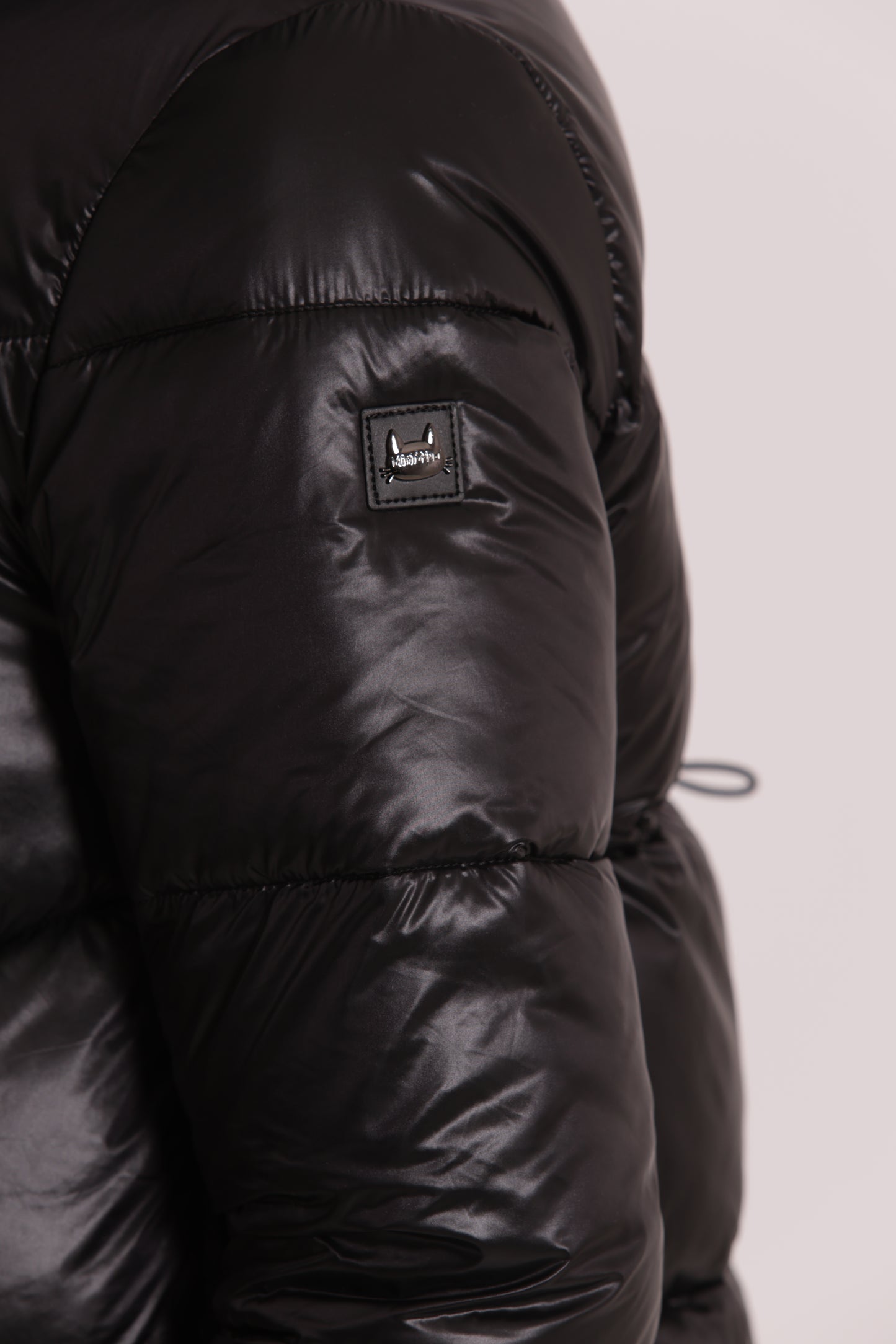 PIUMINO CORTO CON CAPPUCCIO TRAMA GEOMETRICA