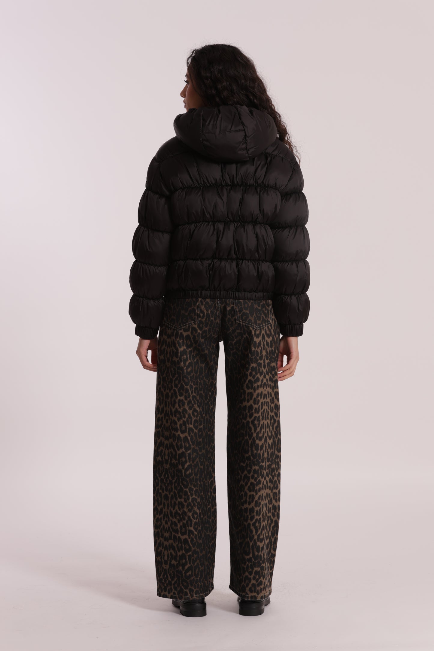 PIUMINO CORTO BOMBER CON CAPPUCCIO