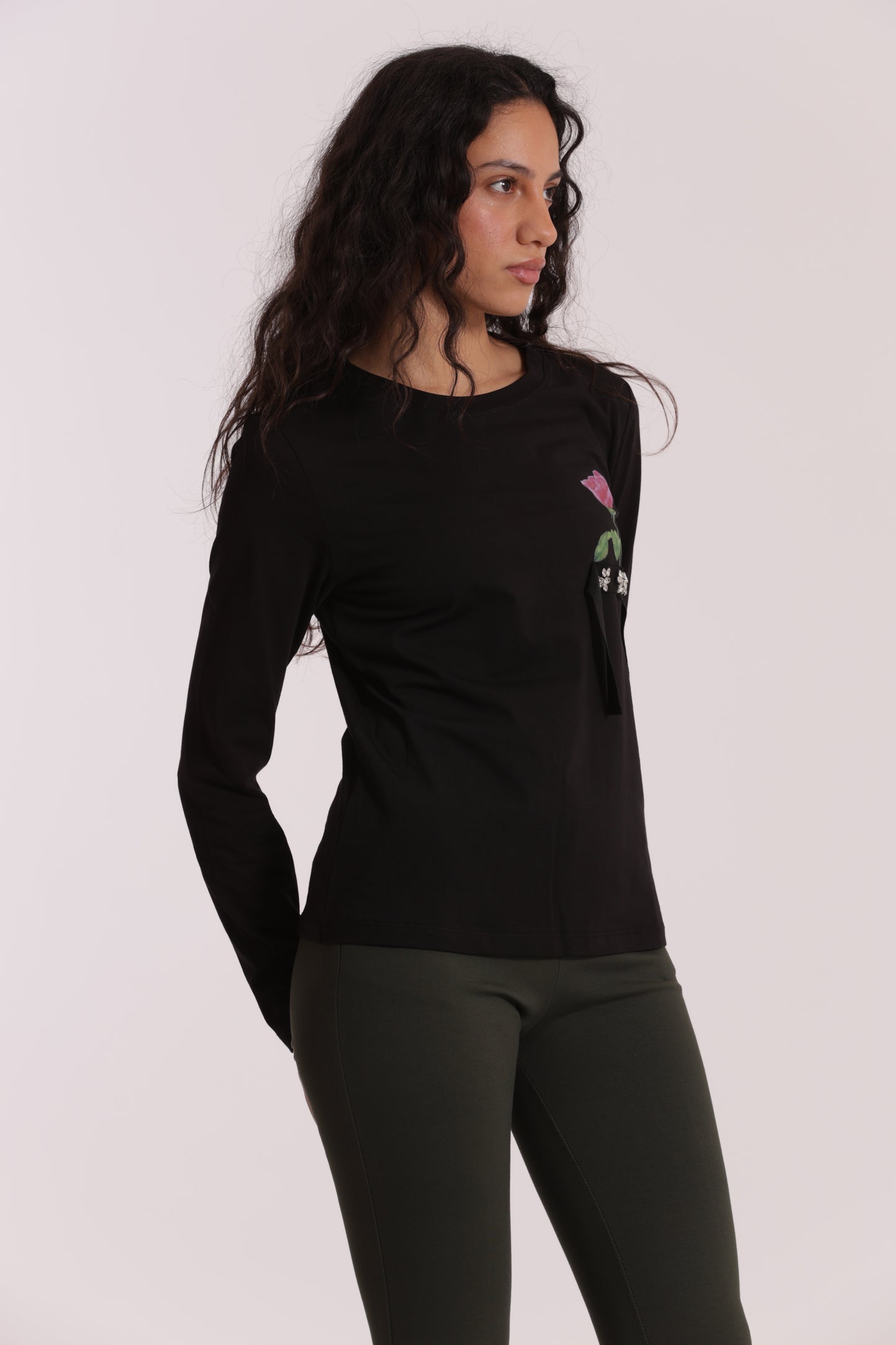 T-SHIRT CON ROSA