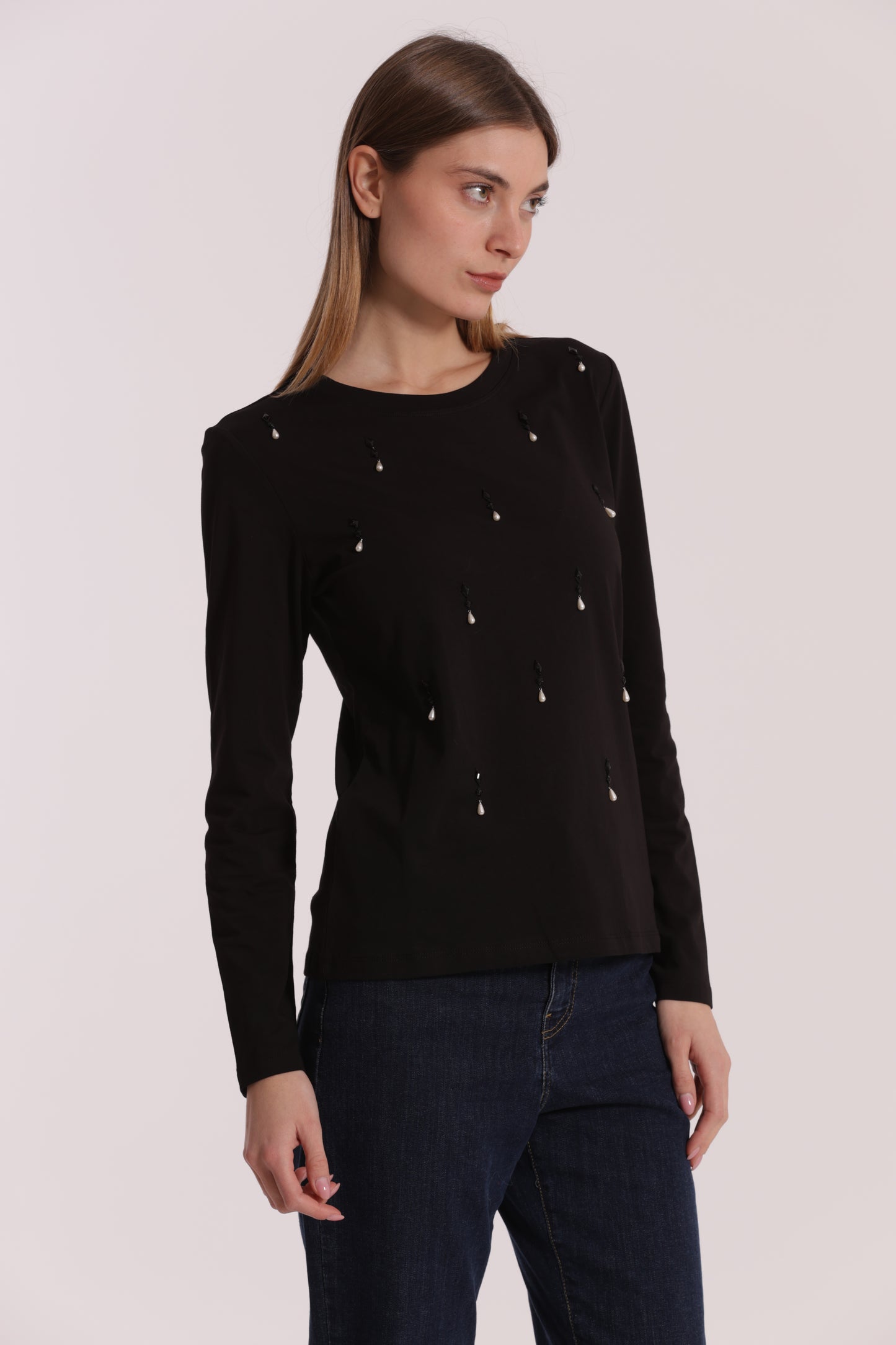 T-SHIRT CON PIOGGIA DI PERLE