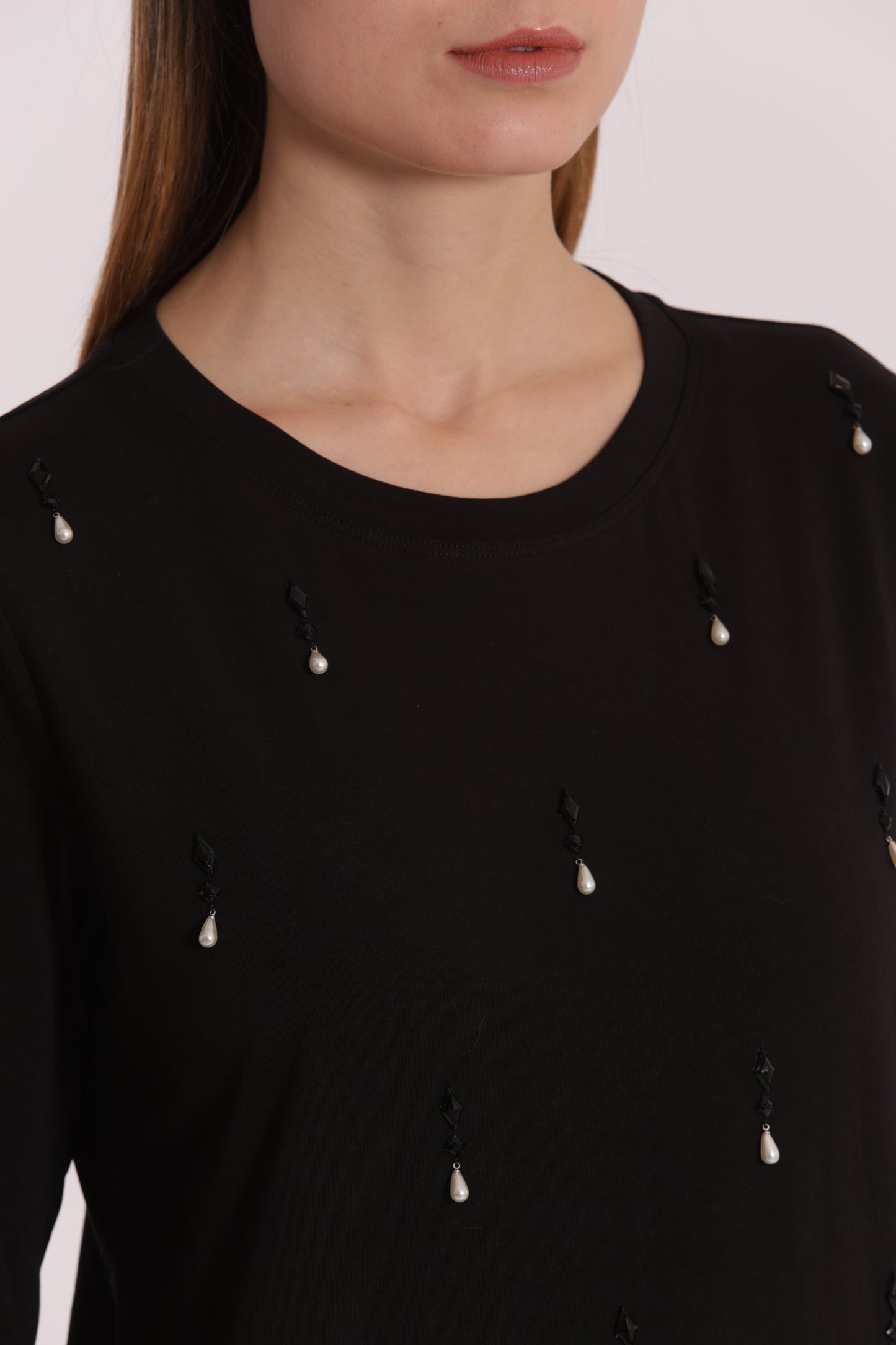 T-SHIRT CON PIOGGIA DI PERLE