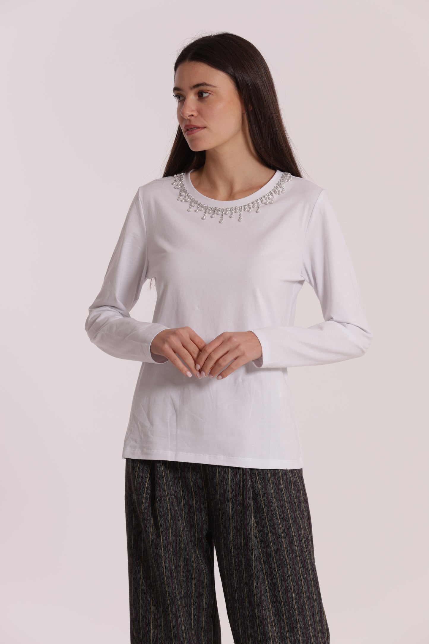 T-SHIRT CON COLLETTO DECORATO