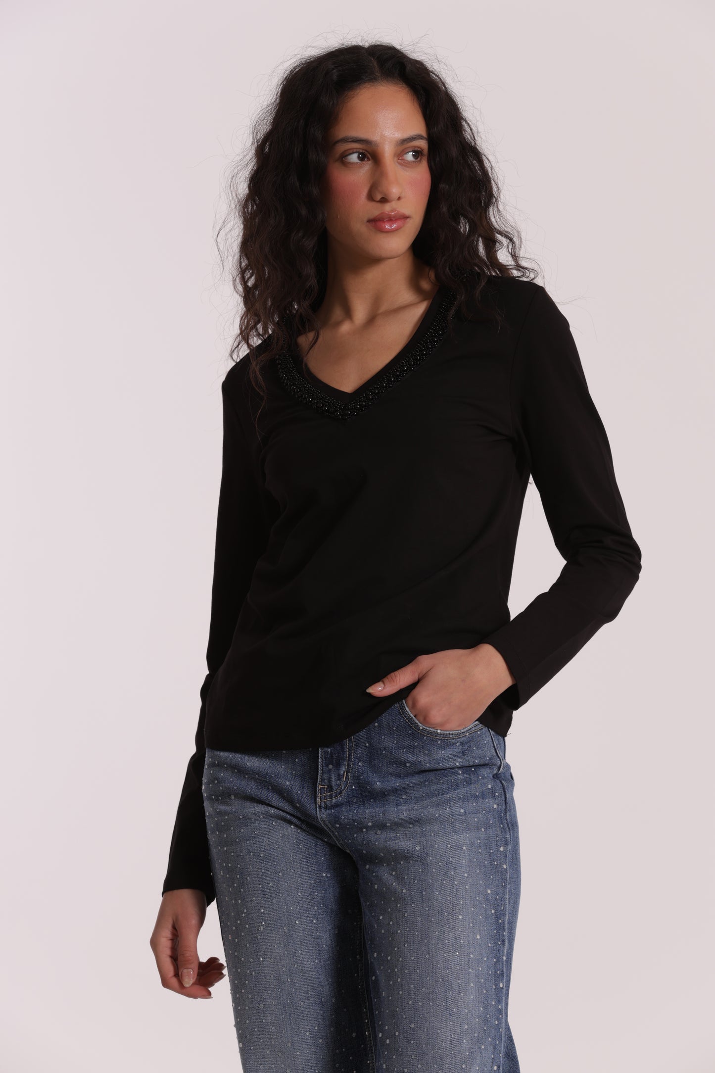 T-SHIRT SCOLLO A V CON COLLO DI PERLE