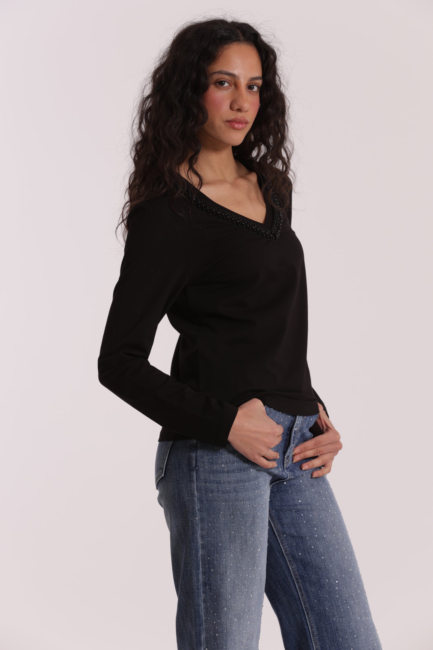T-SHIRT SCOLLO A V CON COLLO DI PERLE