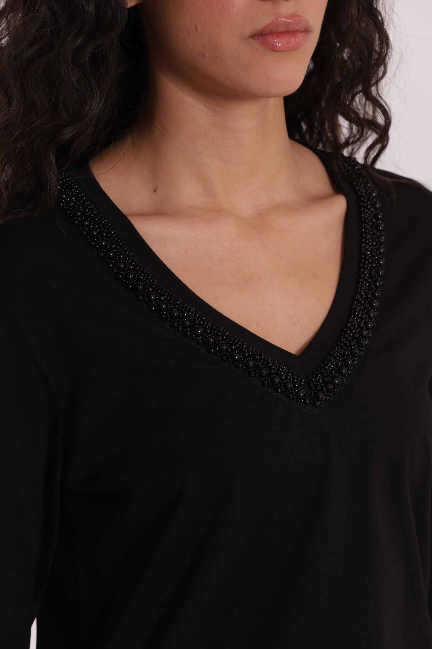 T-SHIRT SCOLLO A V CON COLLO DI PERLE