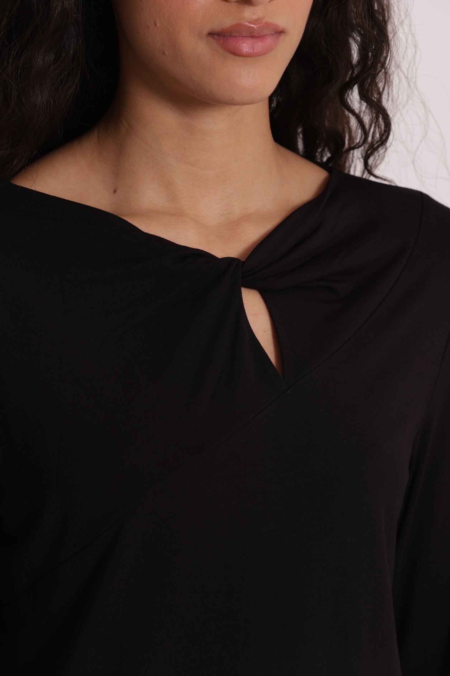 T-SHIRT CON NODO SUL DAVANTI