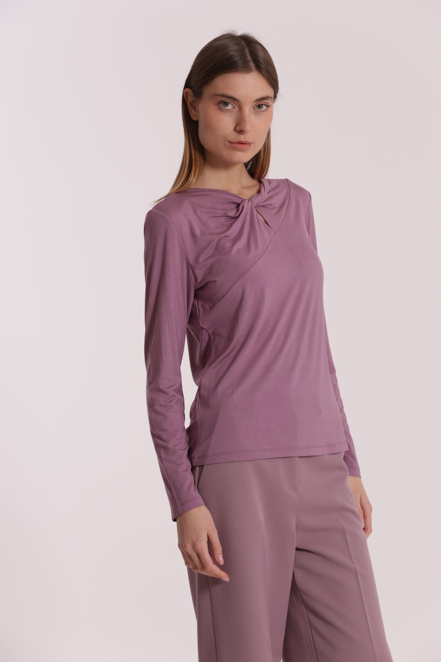 T-SHIRT CON NODO SUL DAVANTI