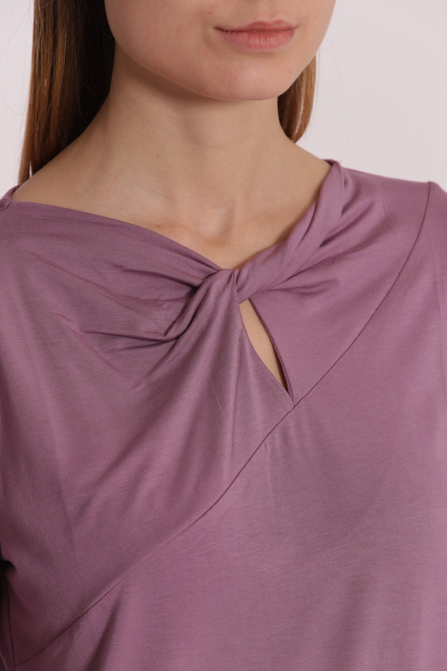 T-SHIRT CON NODO SUL DAVANTI