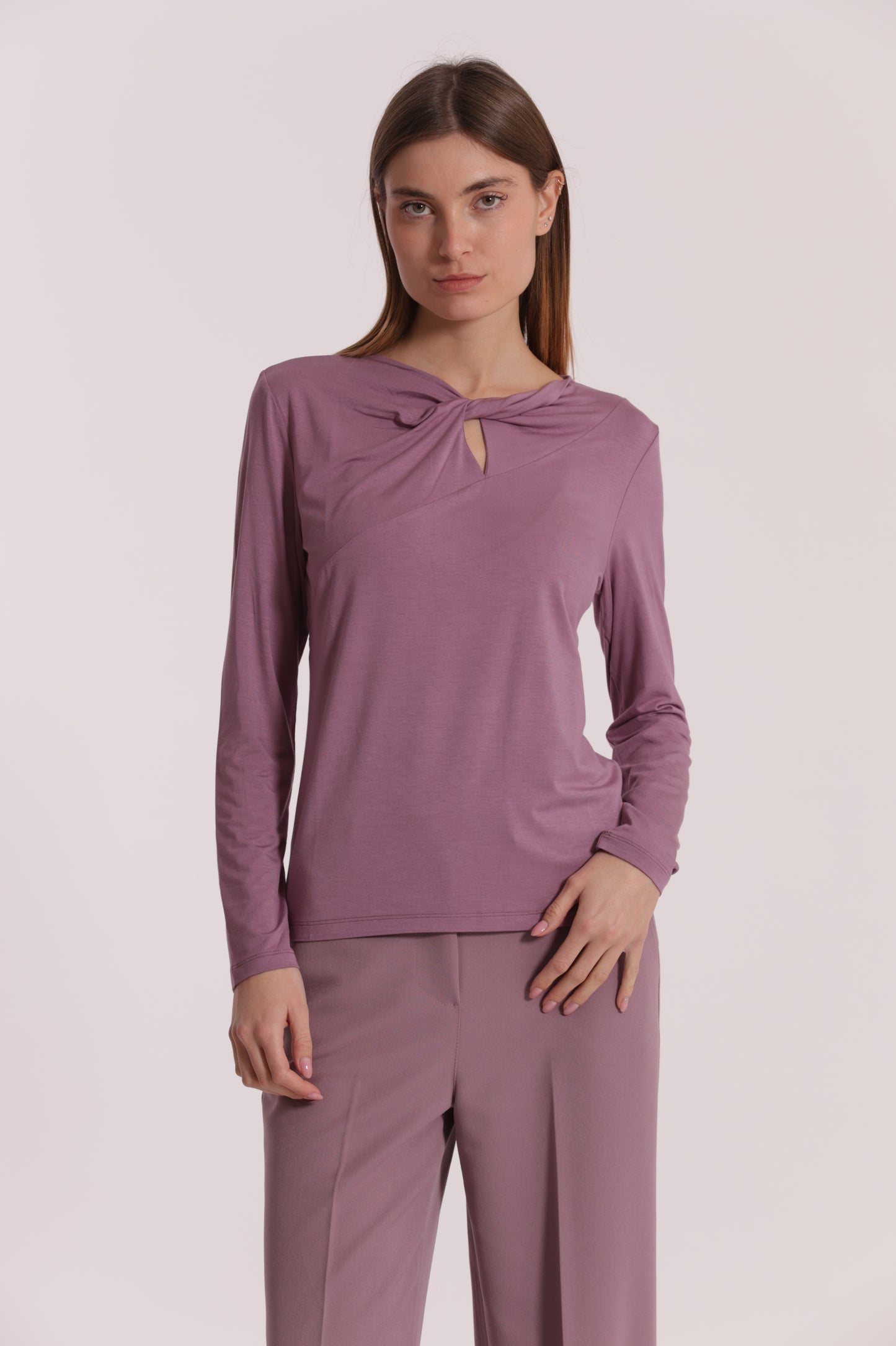 T-SHIRT CON NODO SUL DAVANTI