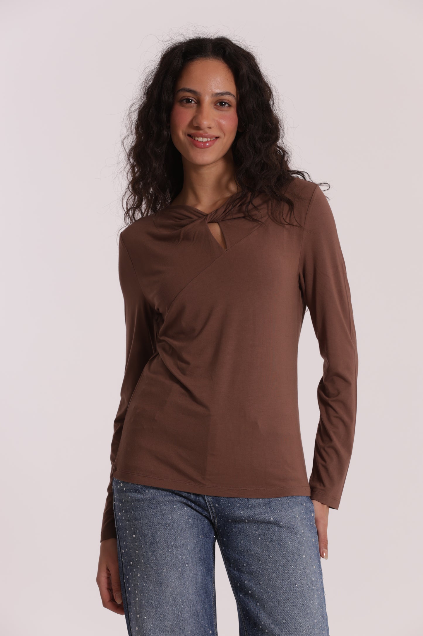 T-SHIRT CON NODO SUL DAVANTI