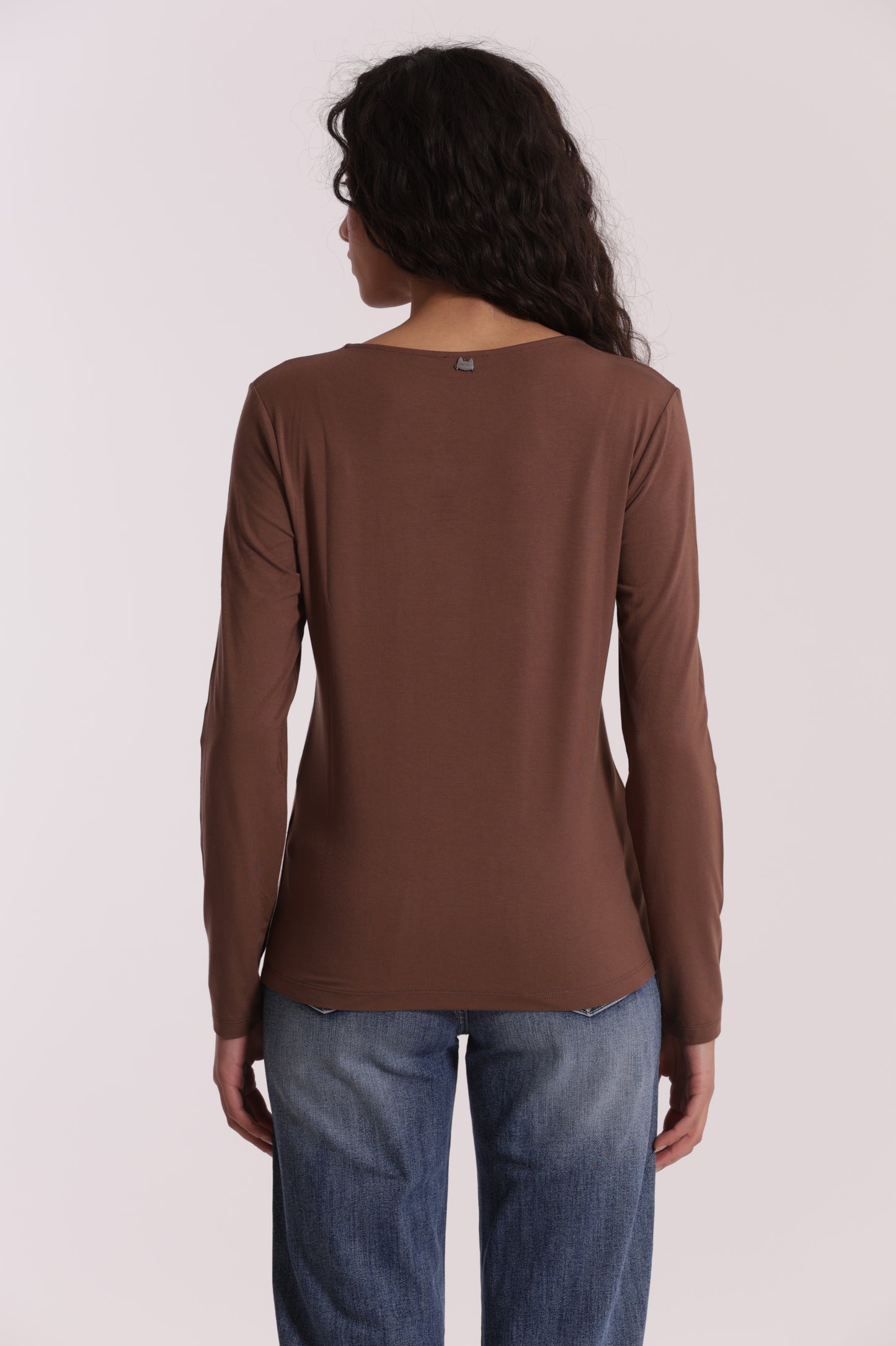 T-SHIRT CON NODO SUL DAVANTI
