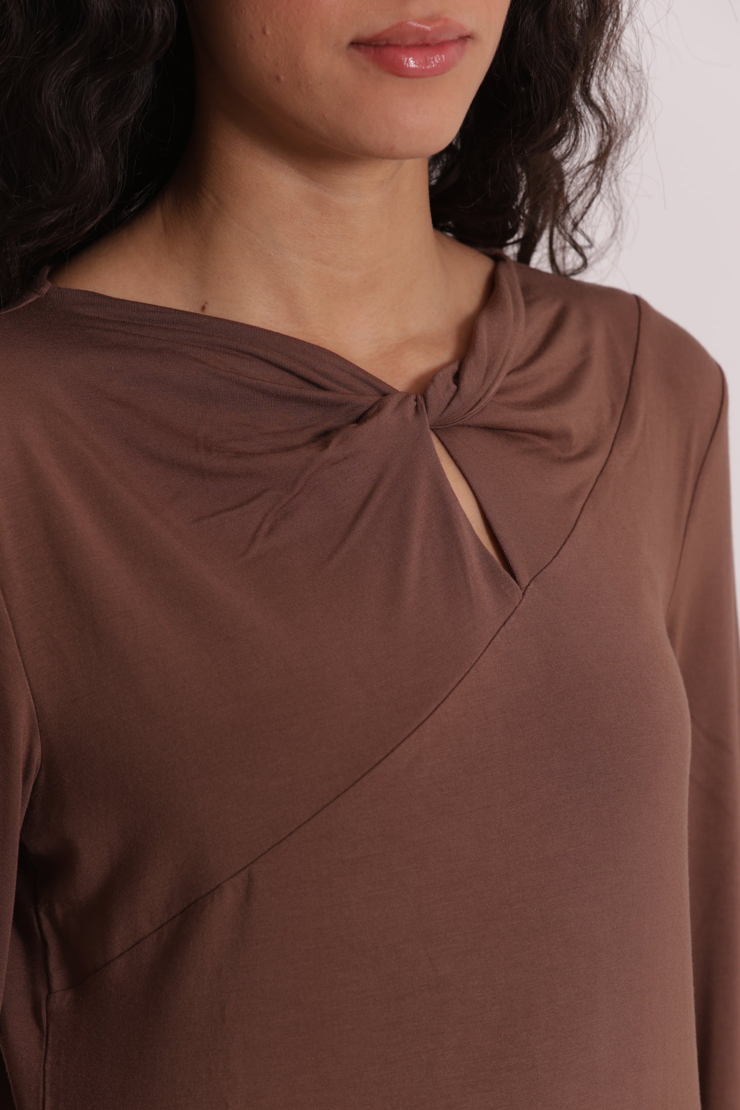 T-SHIRT CON NODO SUL DAVANTI