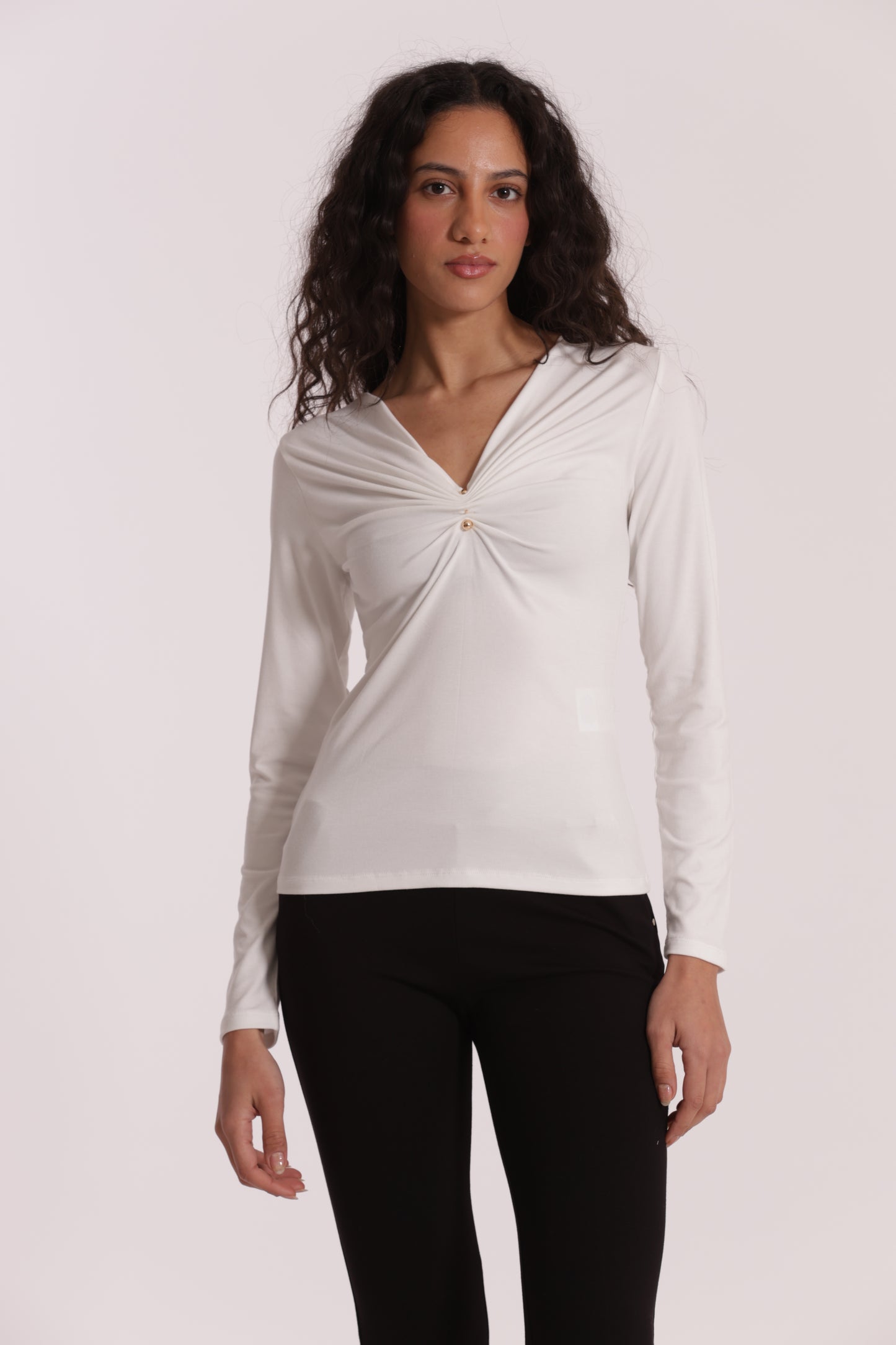 T-SHIRT SCOLLO A V CON ACCESSORIO